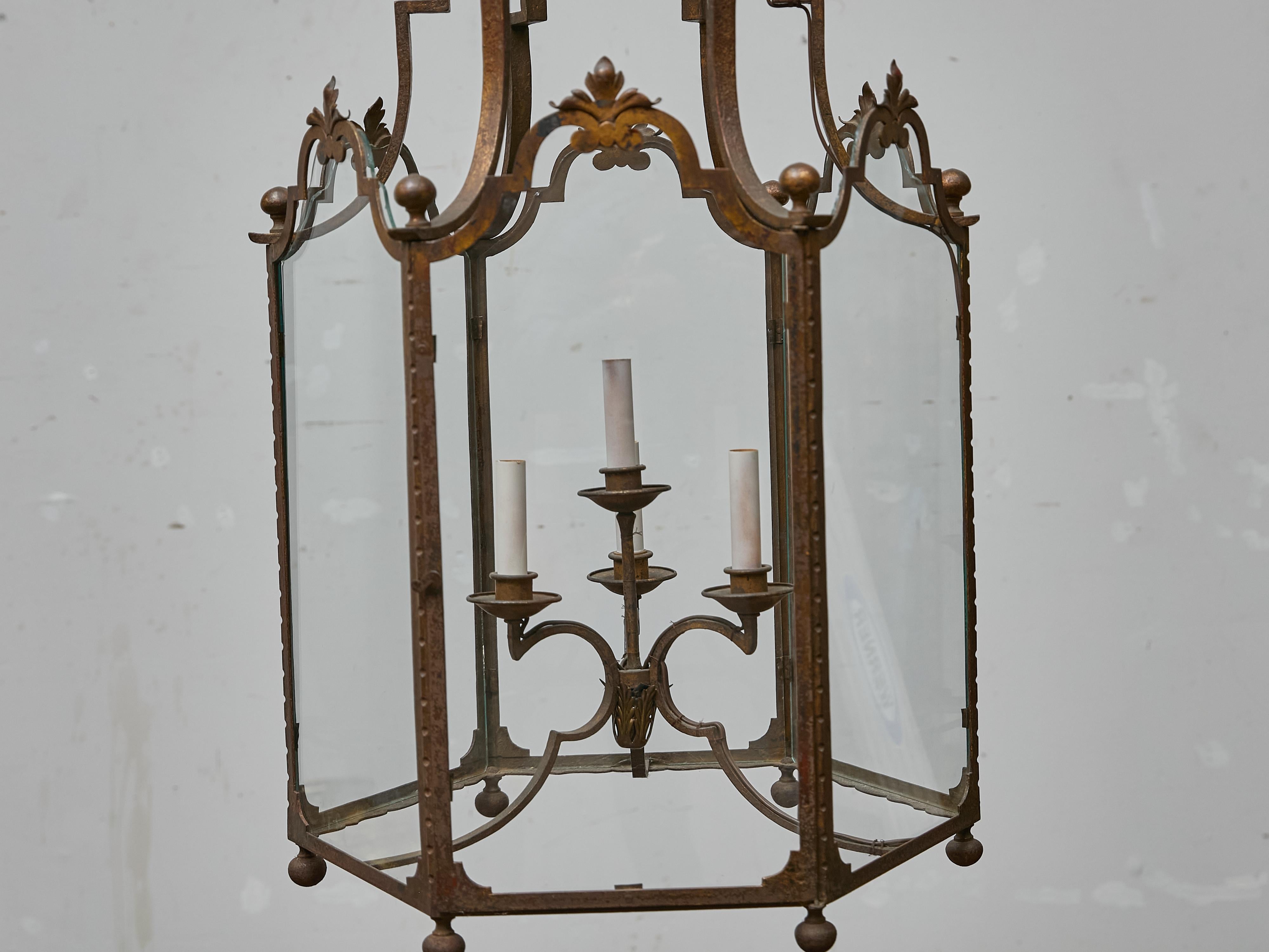 Farol alto francés de hierro forjado con paneles de cristal y detalles de volutas - 1900s en venta 8
