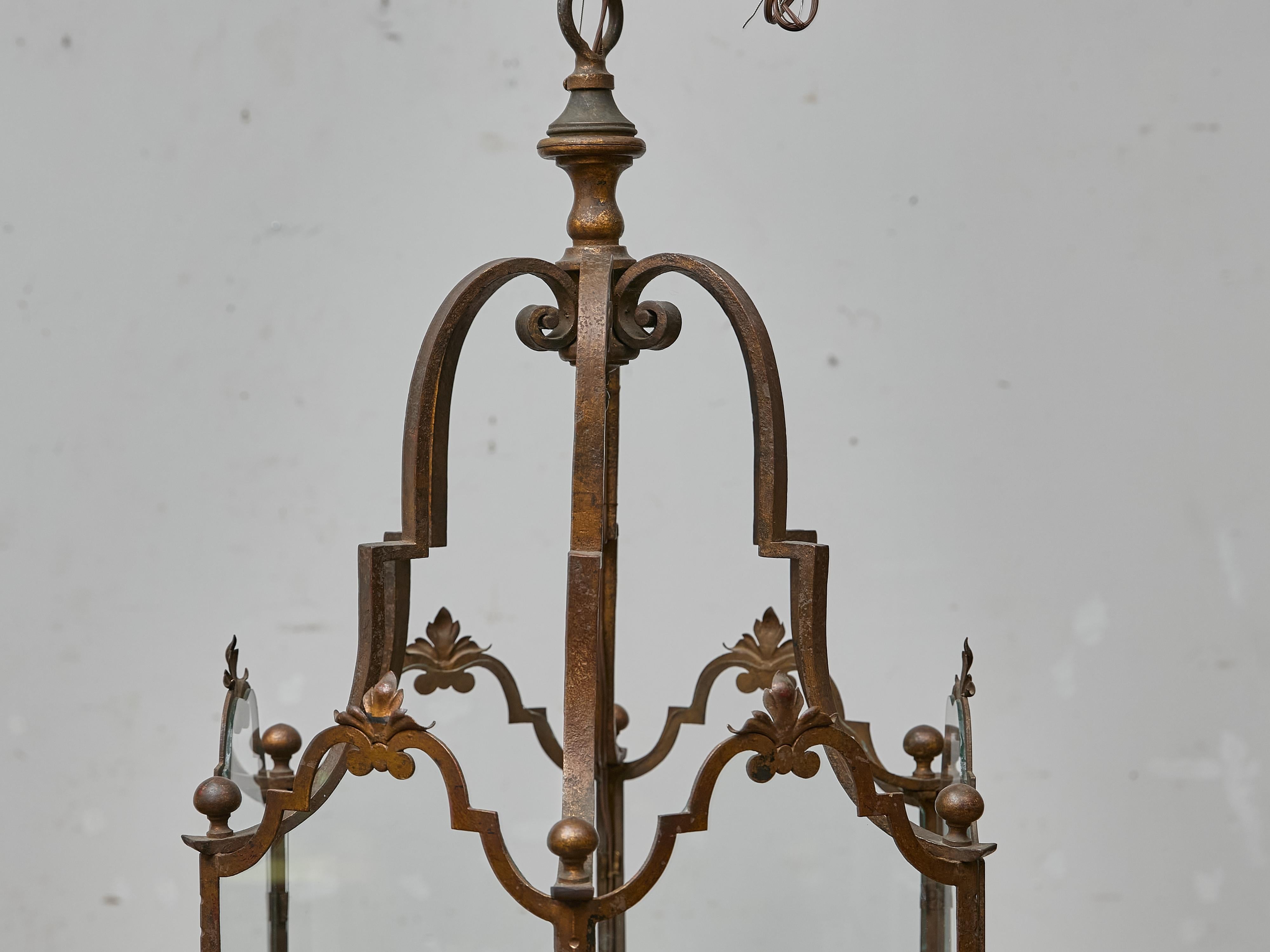 Farol alto francés de hierro forjado con paneles de cristal y detalles de volutas - 1900s en venta 9