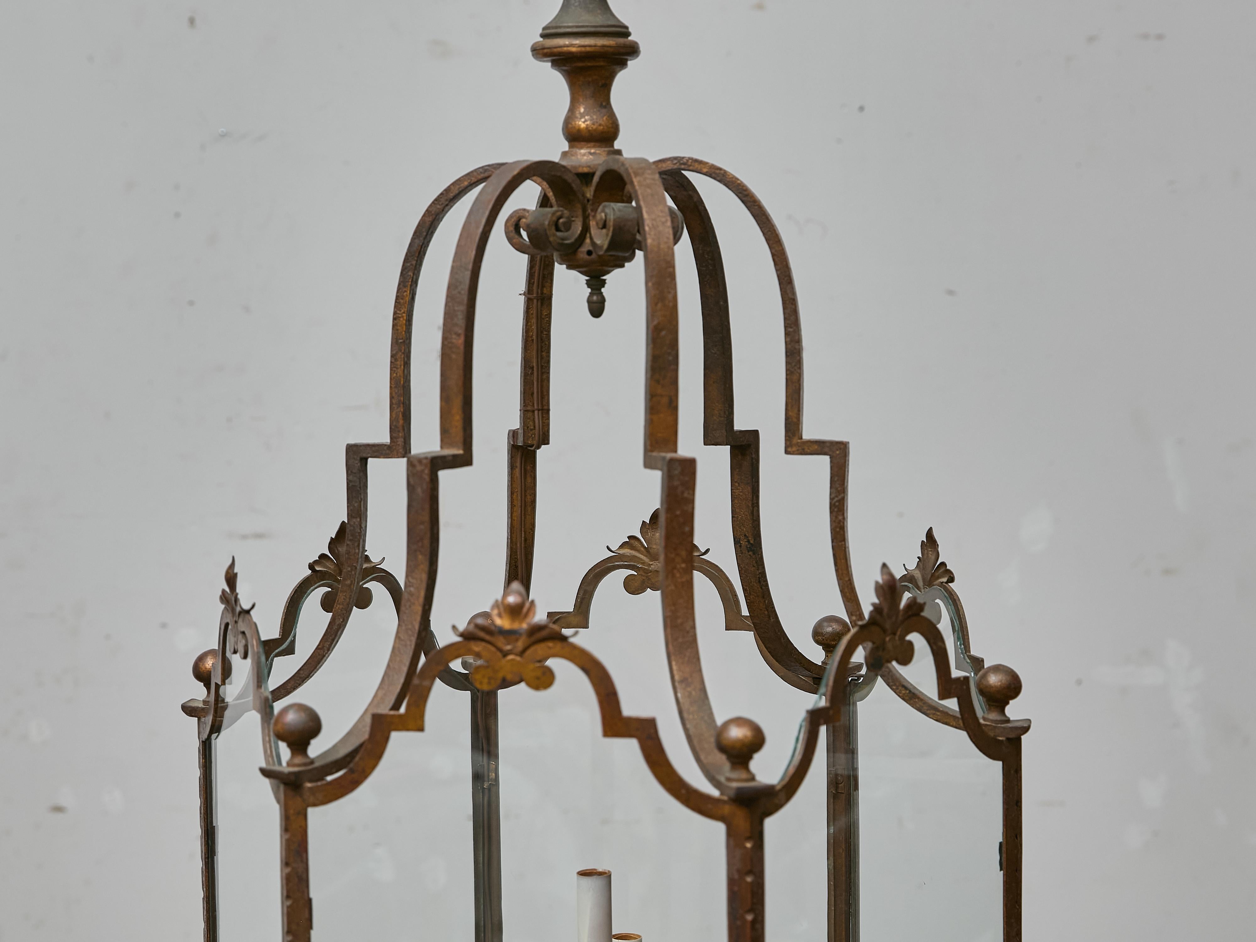 Farol alto francés de hierro forjado con paneles de cristal y detalles de volutas - 1900s en venta 10