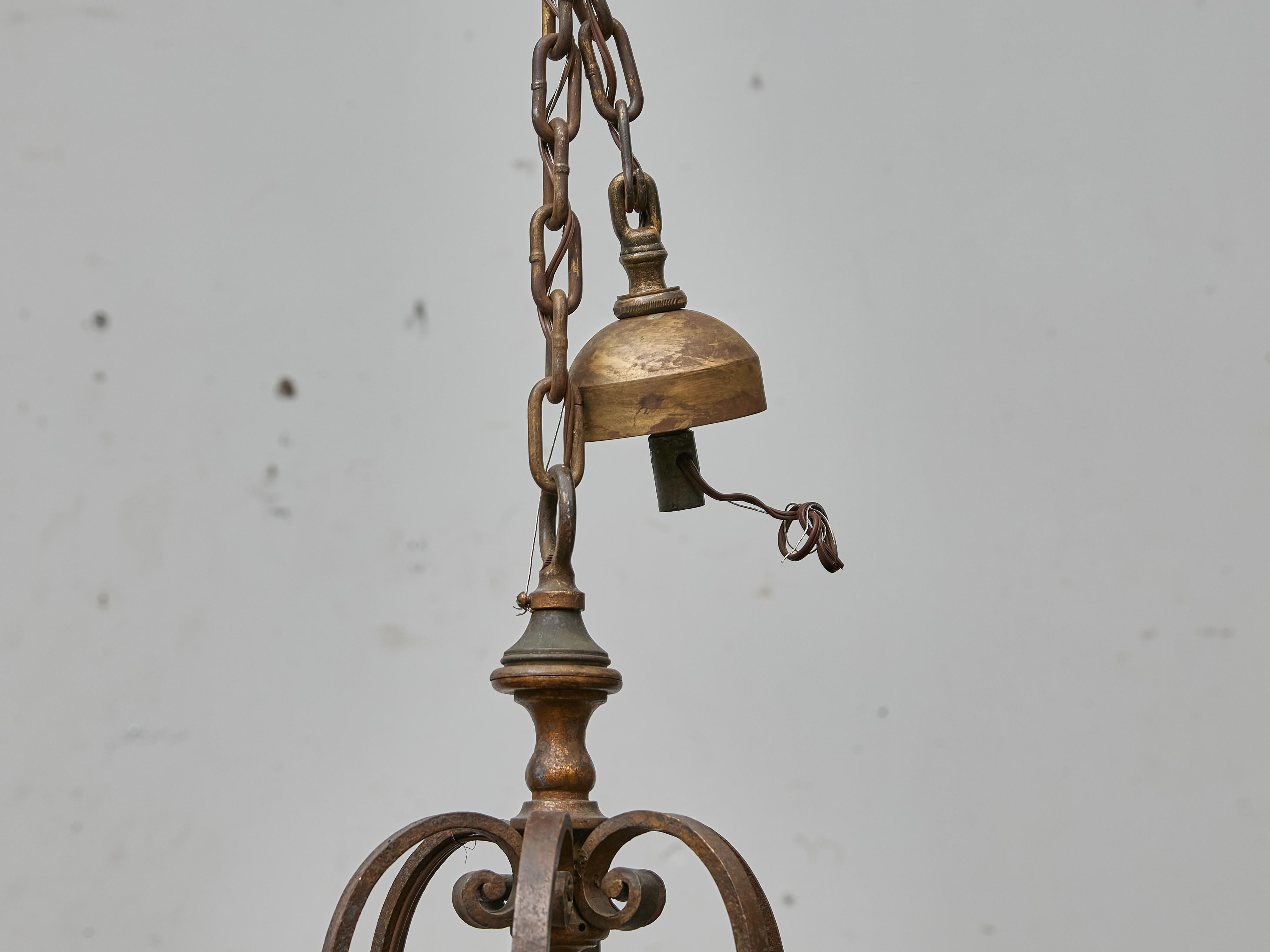 Farol alto francés de hierro forjado con paneles de cristal y detalles de volutas - 1900s en venta 11