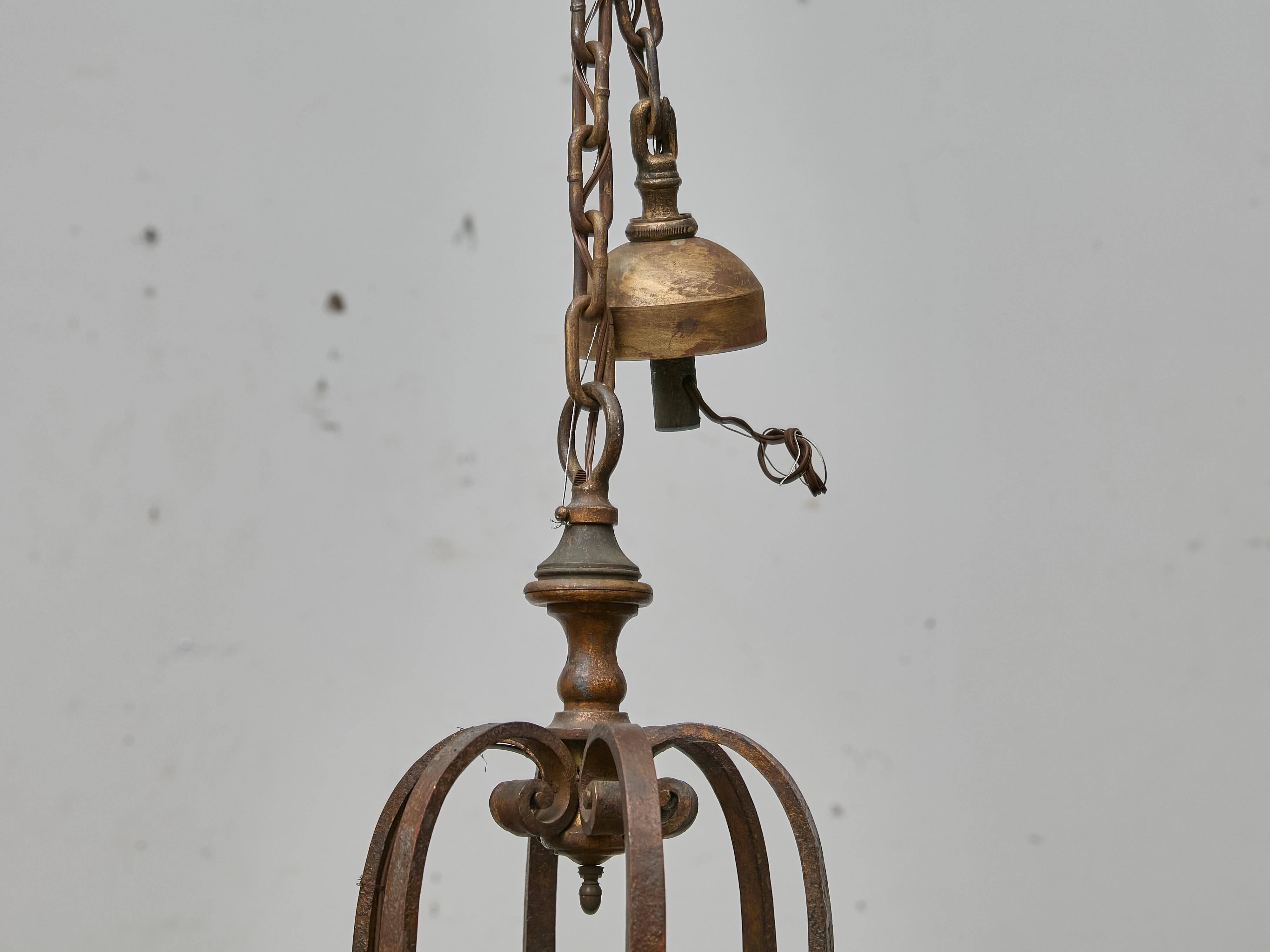 Farol alto francés de hierro forjado con paneles de cristal y detalles de volutas - 1900s en venta 12