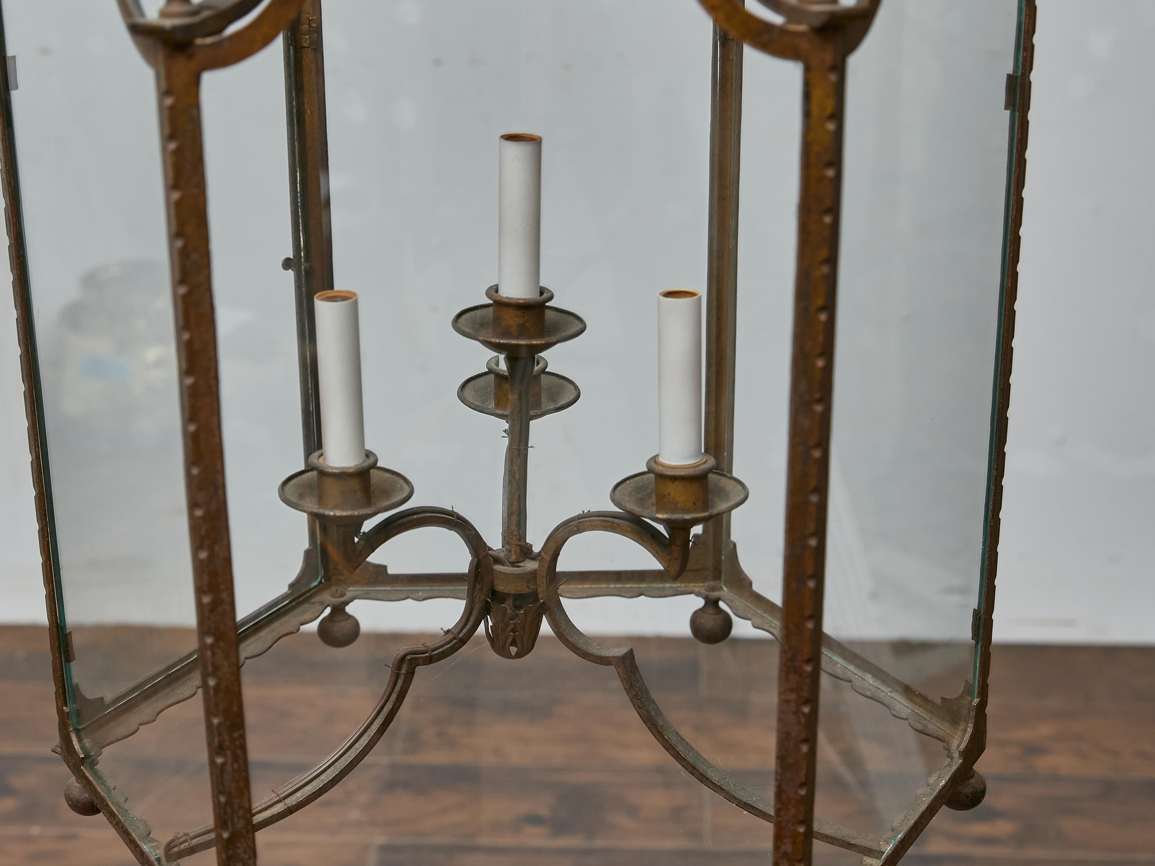 Farol alto francés de hierro forjado con paneles de cristal y detalles de volutas - 1900s en venta 13