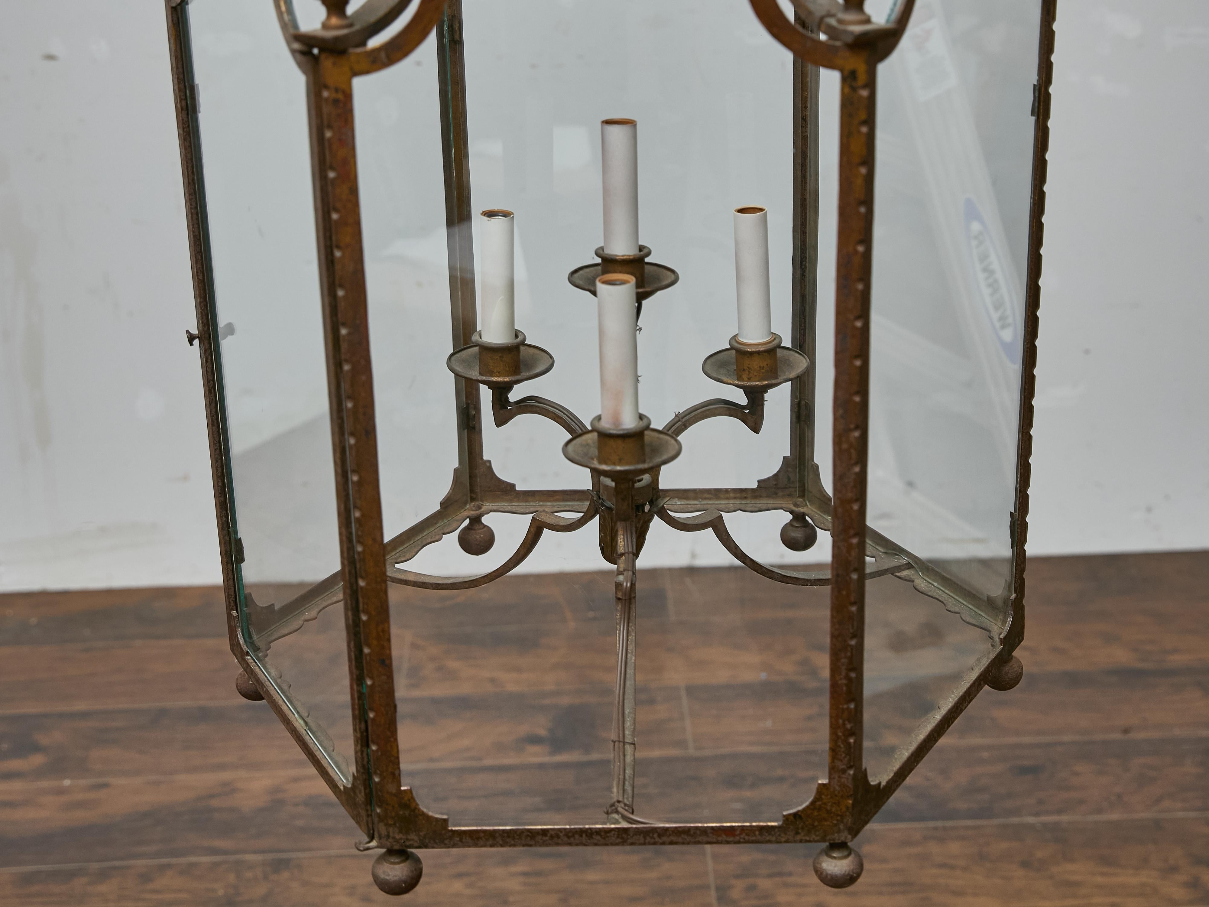 Farol alto francés de hierro forjado con paneles de cristal y detalles de volutas - 1900s en venta 14