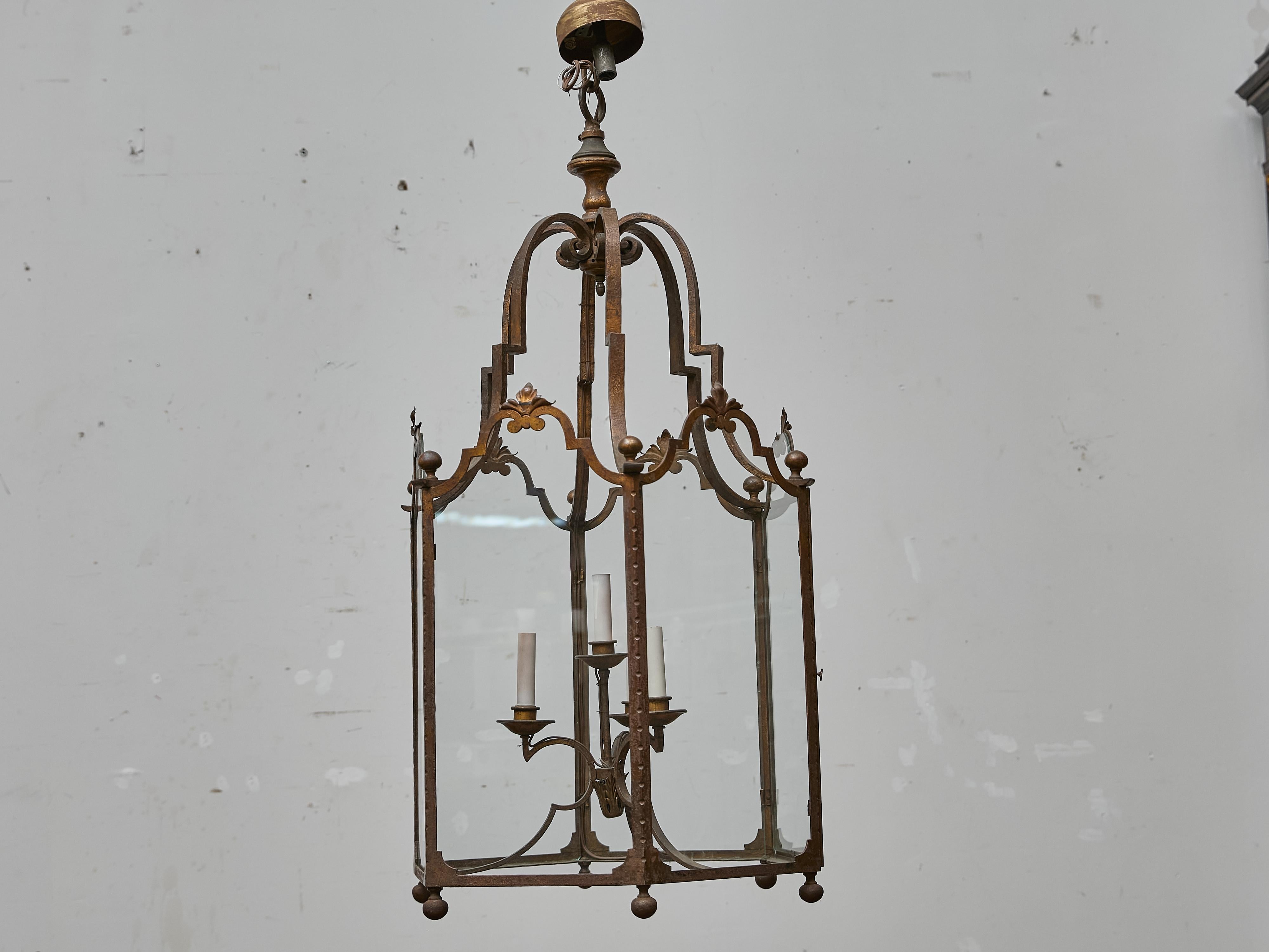 Farol alto francés de hierro forjado con paneles de cristal y detalles de volutas - 1900s Francés en venta