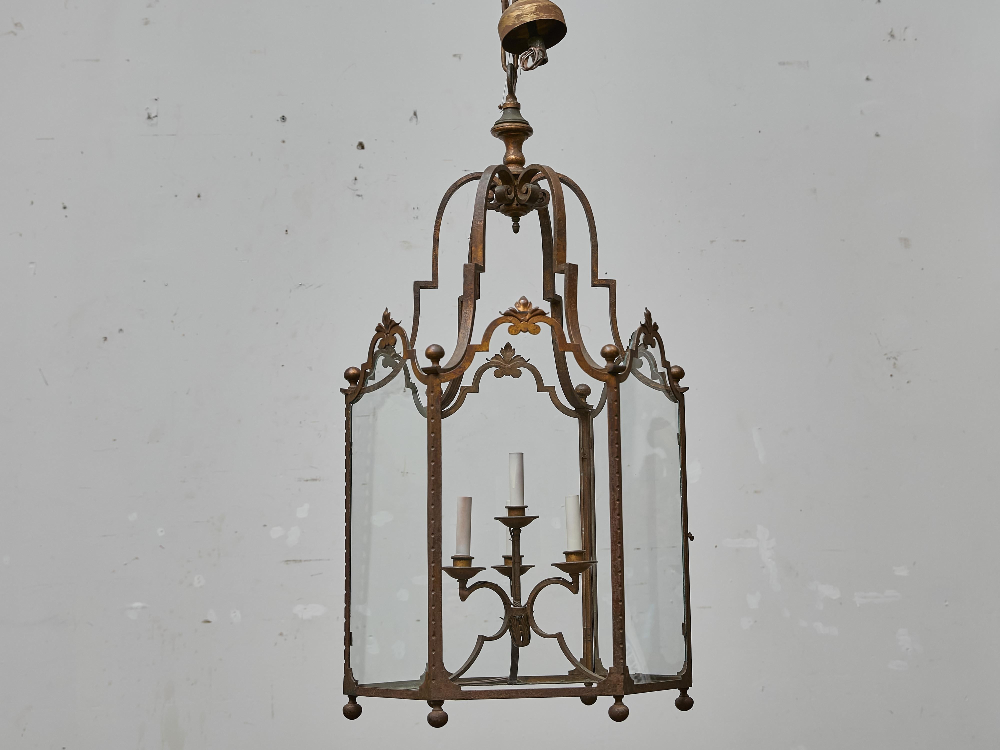 Farol alto francés de hierro forjado con paneles de cristal y detalles de volutas - 1900s en Bueno estado para la venta en Atlanta, GA