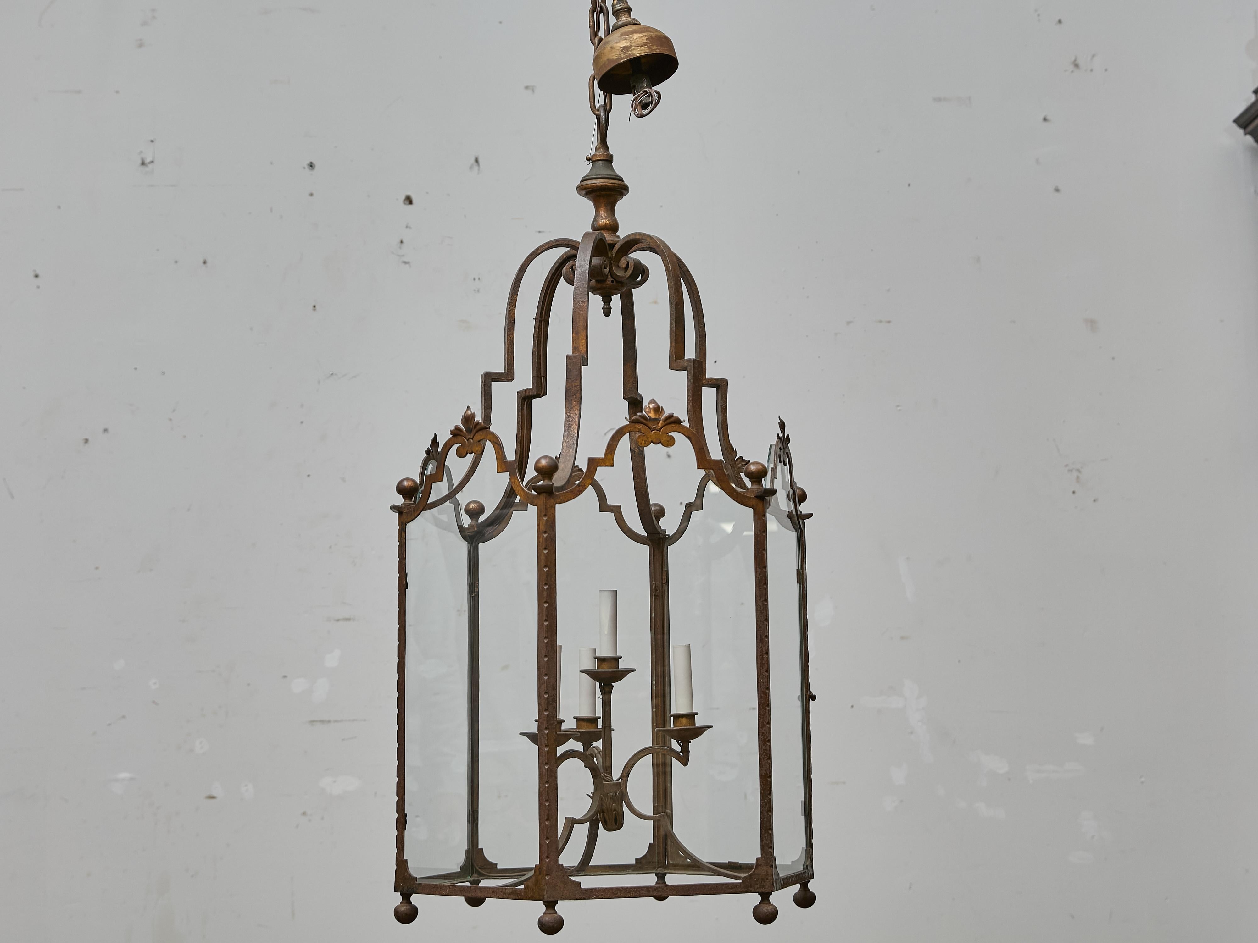 Farol alto francés de hierro forjado con paneles de cristal y detalles de volutas - 1900s siglo XX en venta