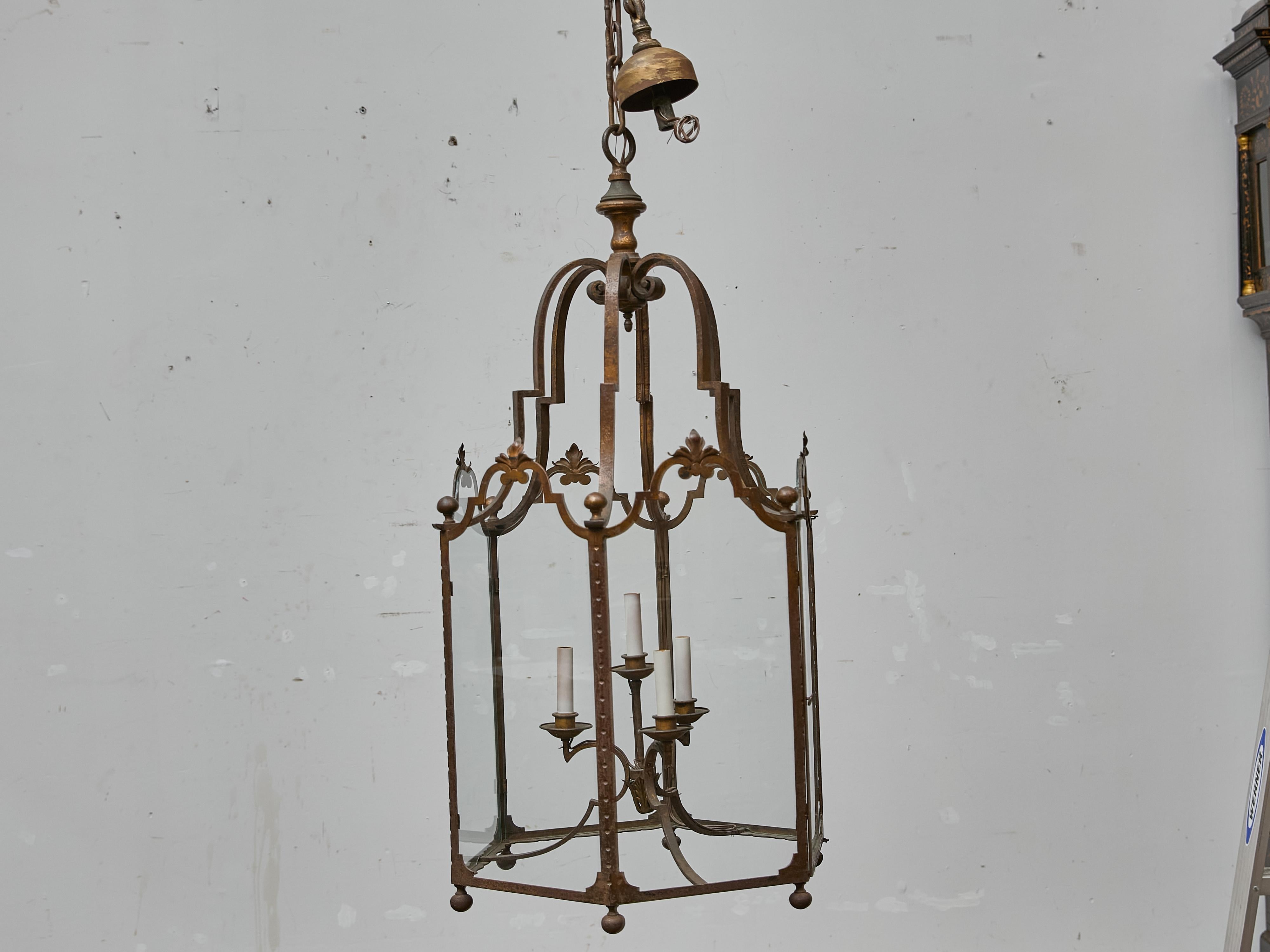 Farol alto francés de hierro forjado con paneles de cristal y detalles de volutas - 1900s en venta 1