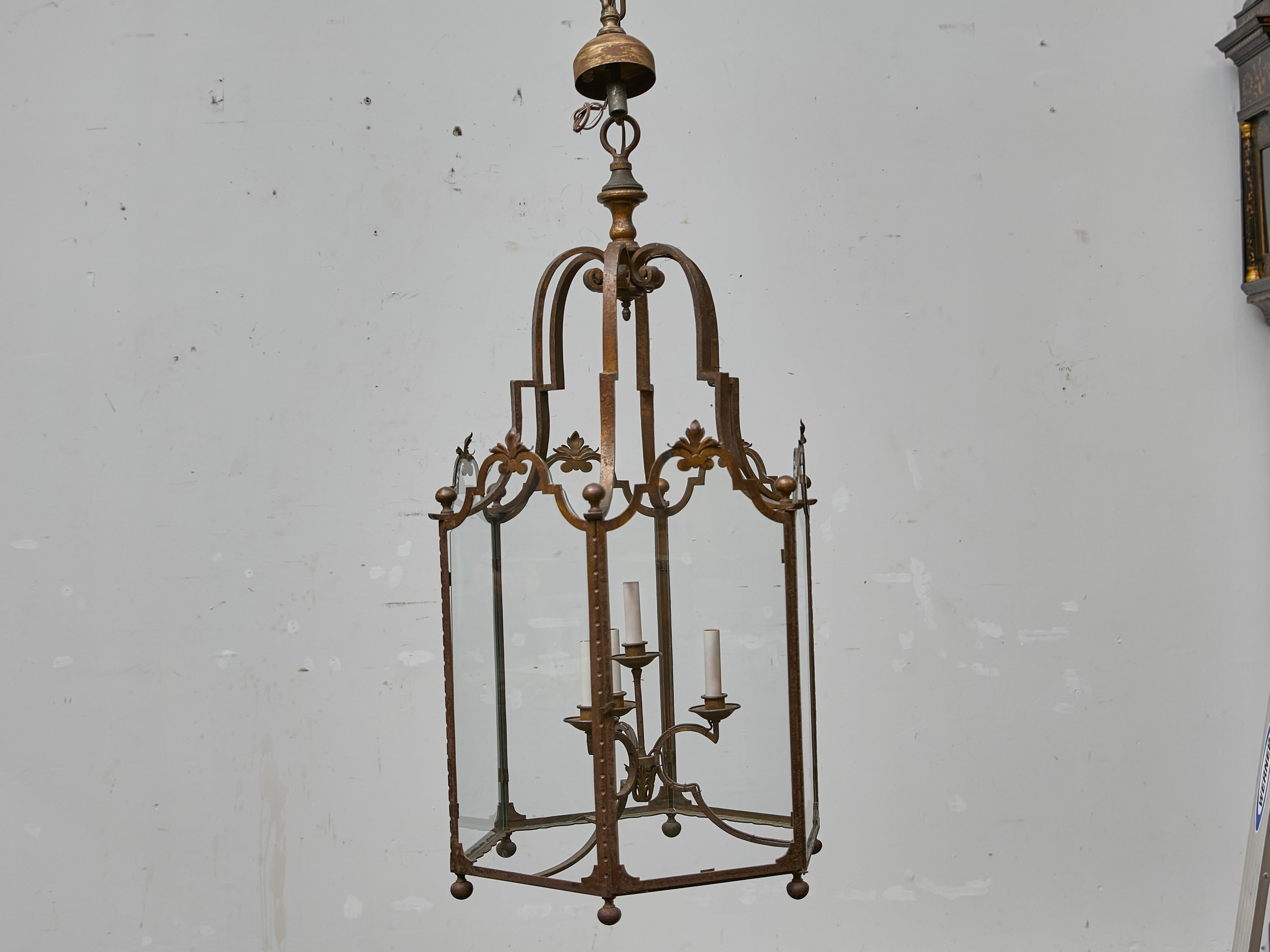 Farol alto francés de hierro forjado con paneles de cristal y detalles de volutas - 1900s en venta 2