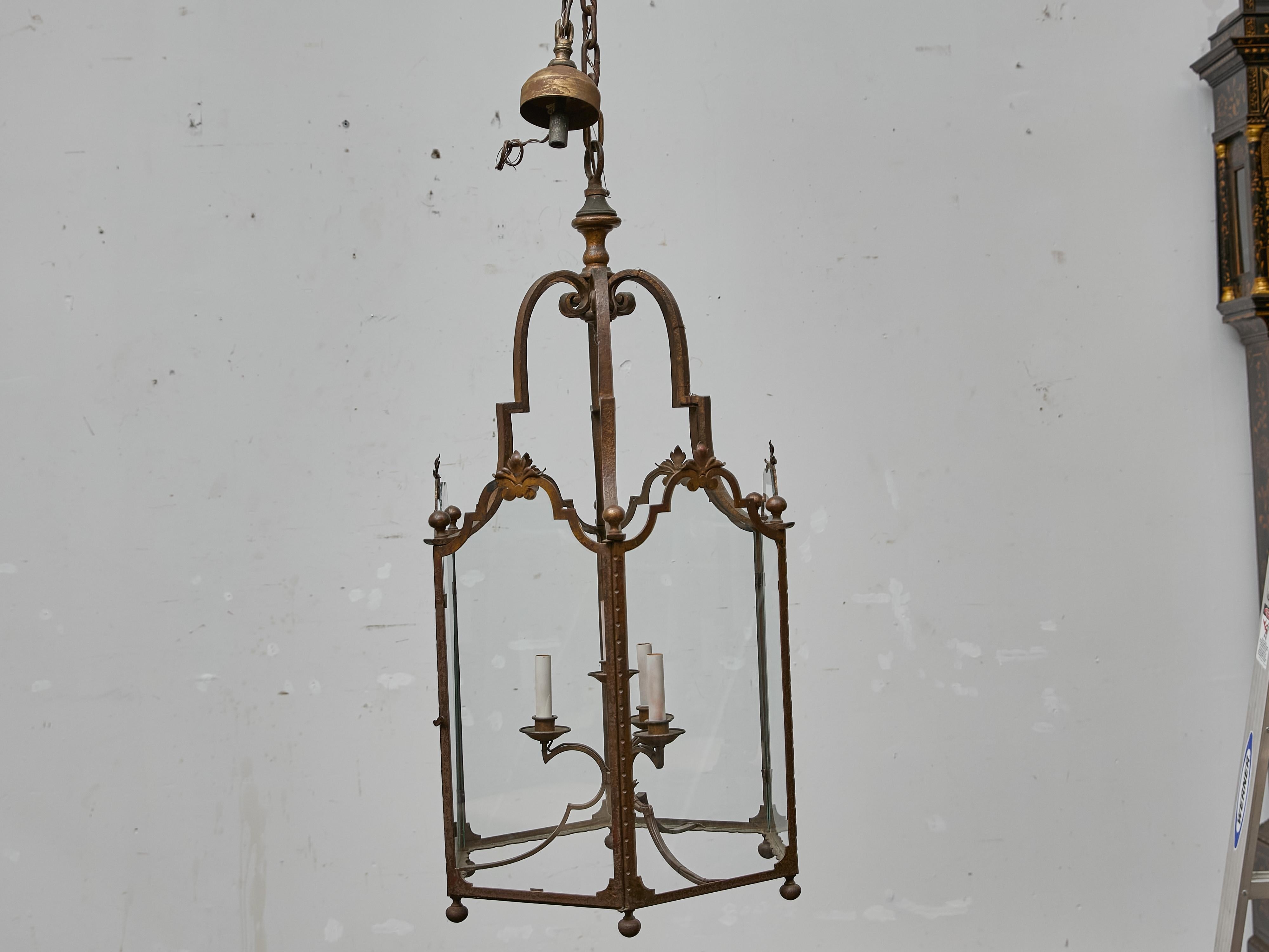 Farol alto francés de hierro forjado con paneles de cristal y detalles de volutas - 1900s en venta 3