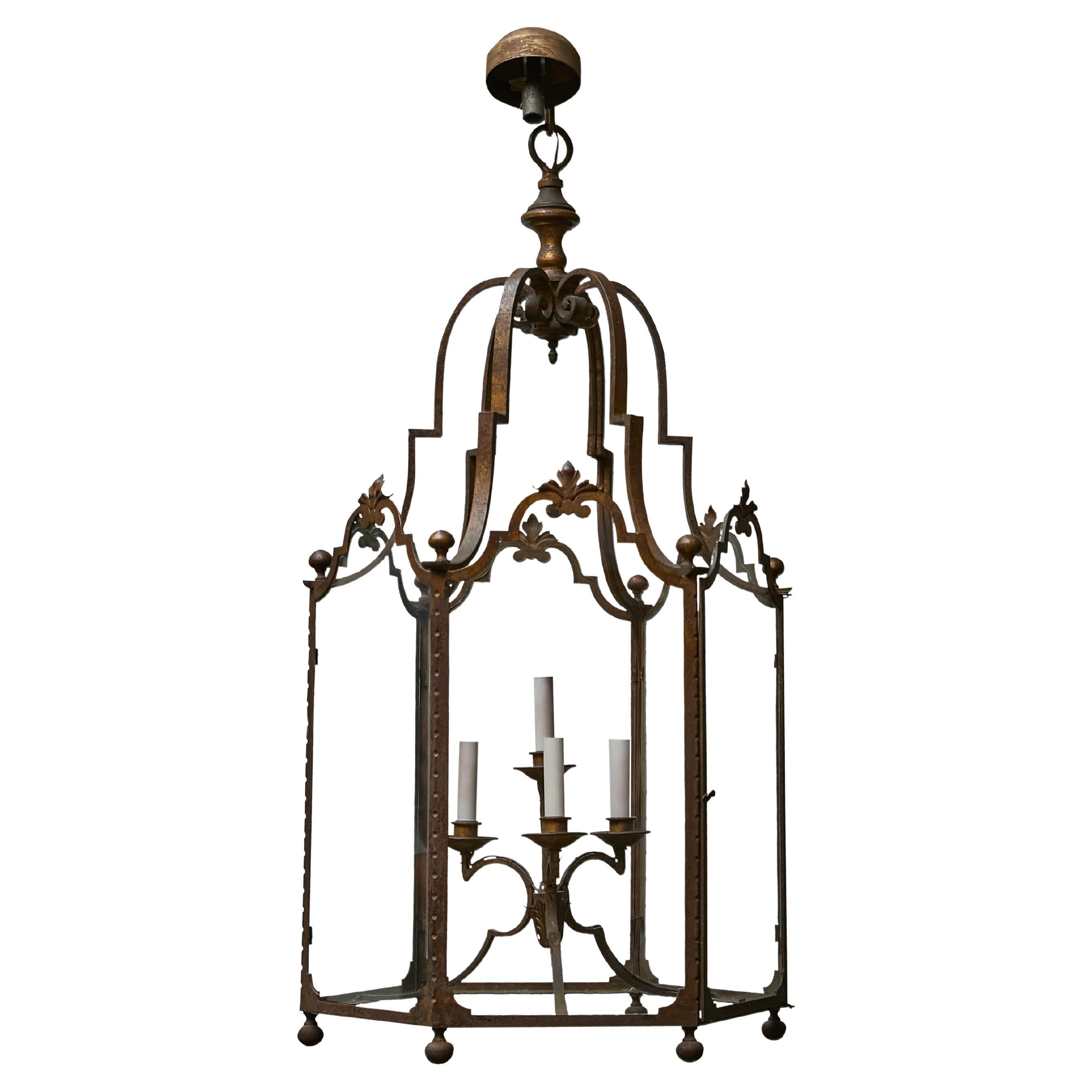 Grande lanterne française en fer forgé avec panneaux de verre et détails en volutes - années 1900