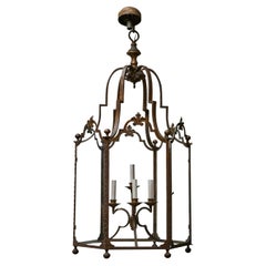 Grande lanterne française en fer forgé avec panneaux de verre et détails en volutes - années 1900