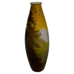 Hohe Gallé-Vase (15"), ca. 1910, mit Relief einer Alpensee-Landschaft, Nancy, Frankreich.