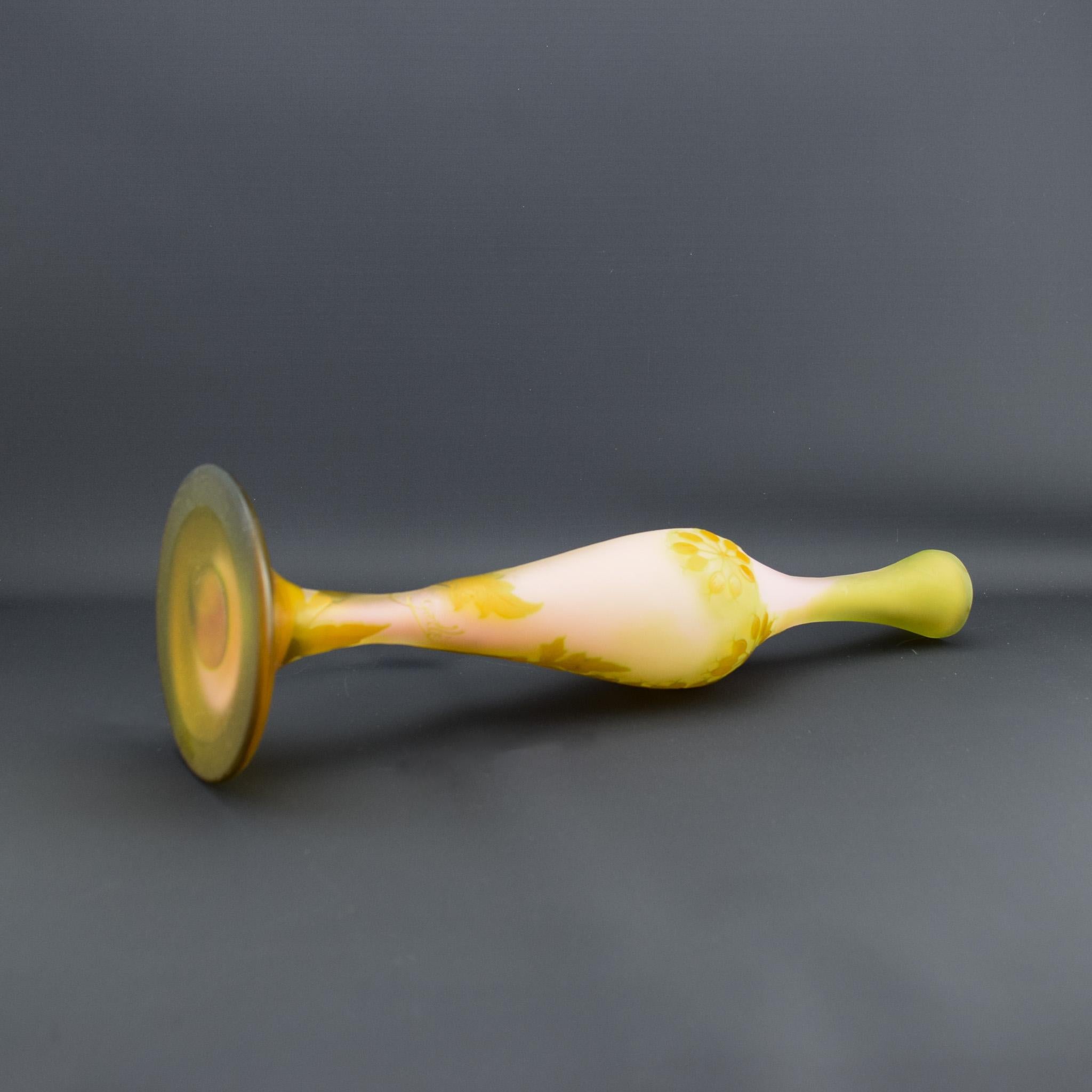 Vaso alto in vetro cammeo floreale Galle C1910 in vendita 2