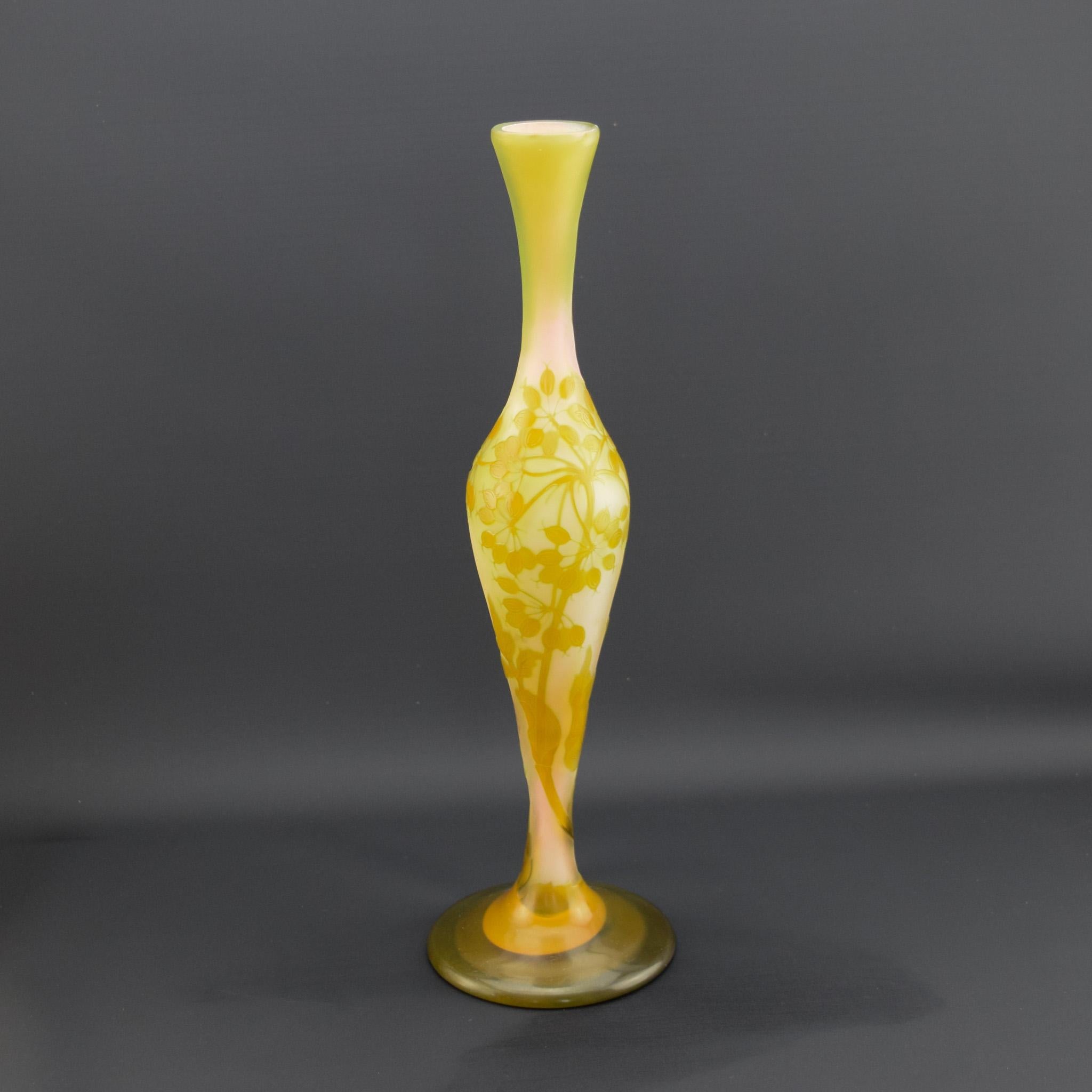 Vaso in vetro cammeo Galle floreale alto e slanciato

Vaso a più strati firmato Galle nel cammeo

Le condizioni sono ottime, senza danni o difetti.