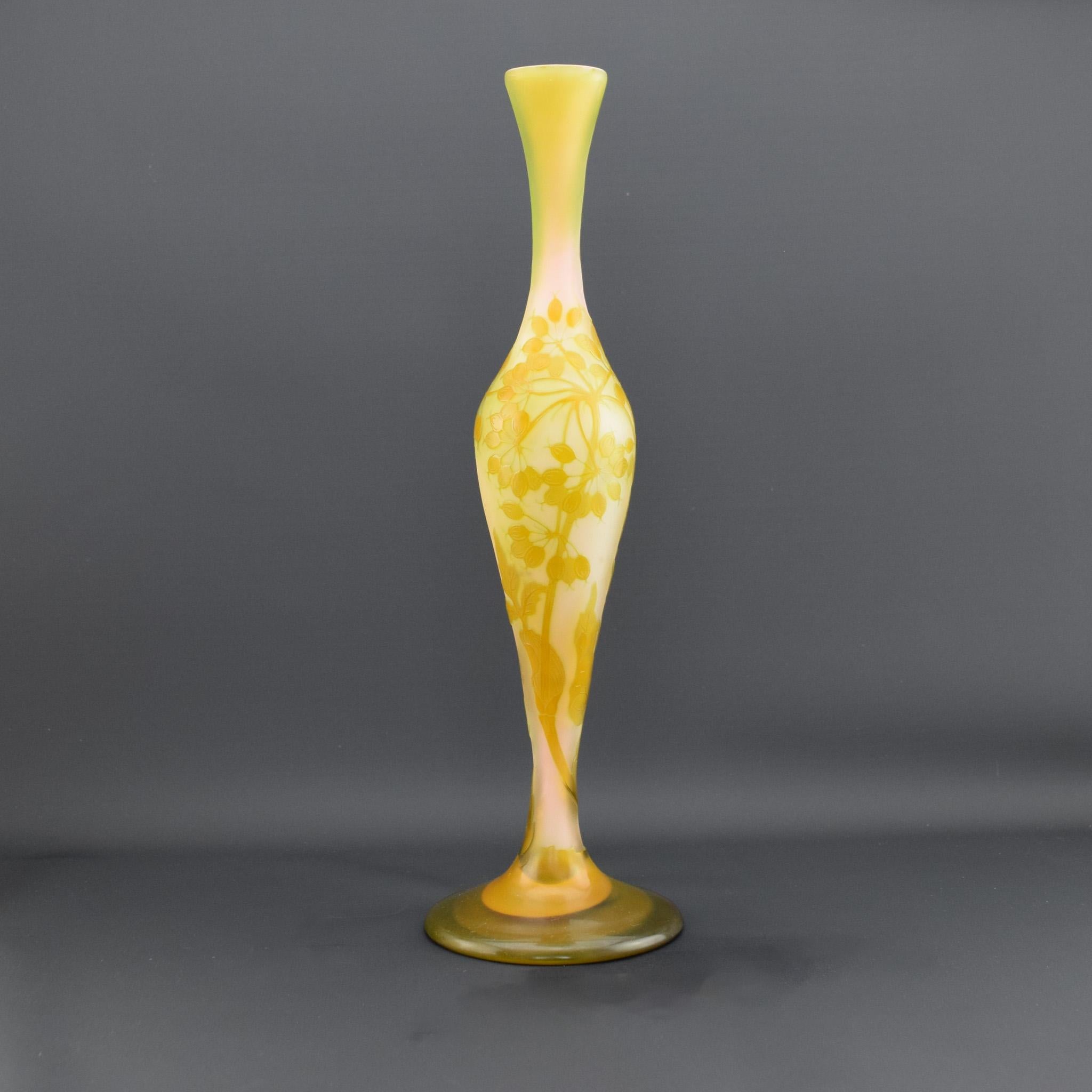 Art Nouveau Vaso alto in vetro cammeo floreale Galle C1910 in vendita