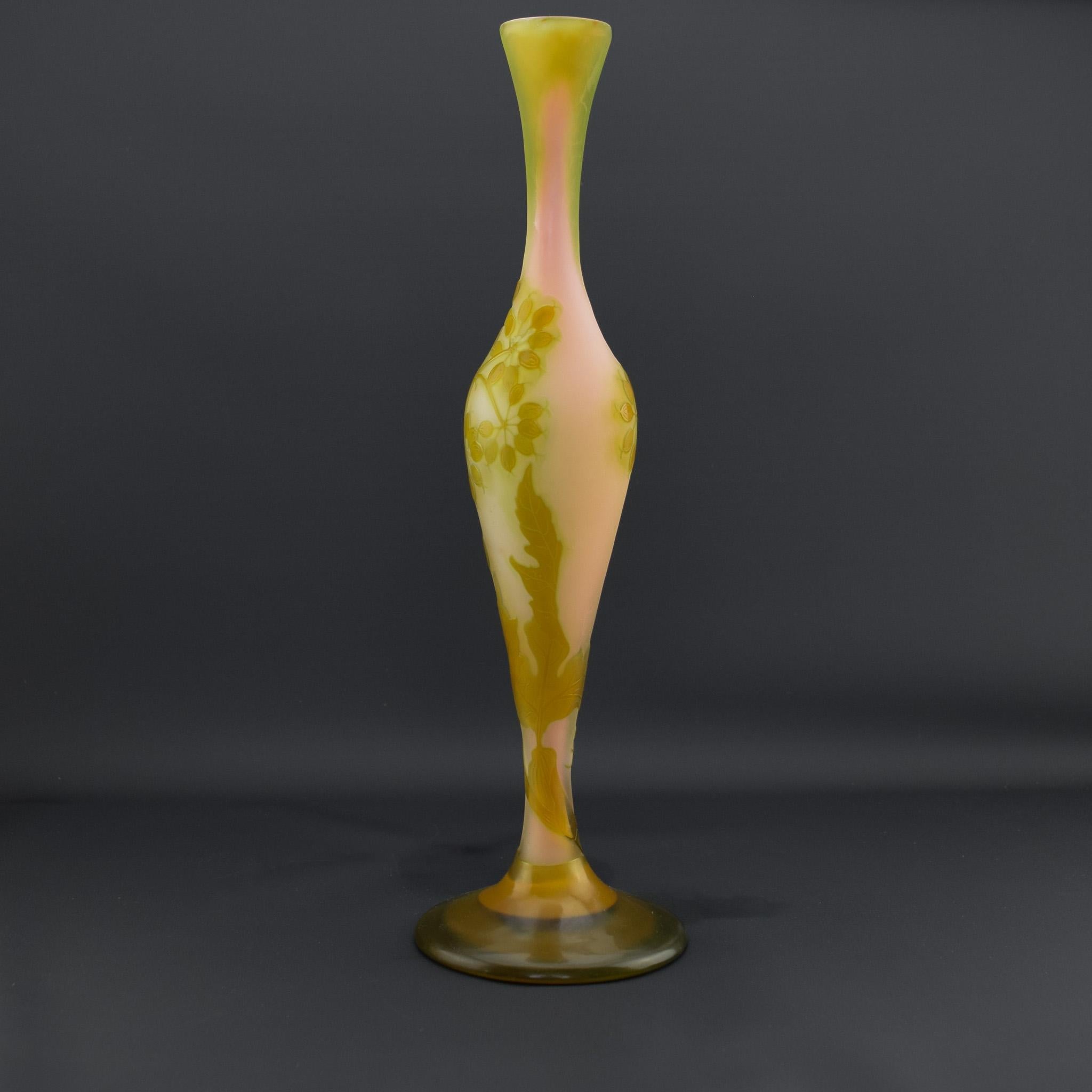 Francese Vaso alto in vetro cammeo floreale Galle C1910 in vendita