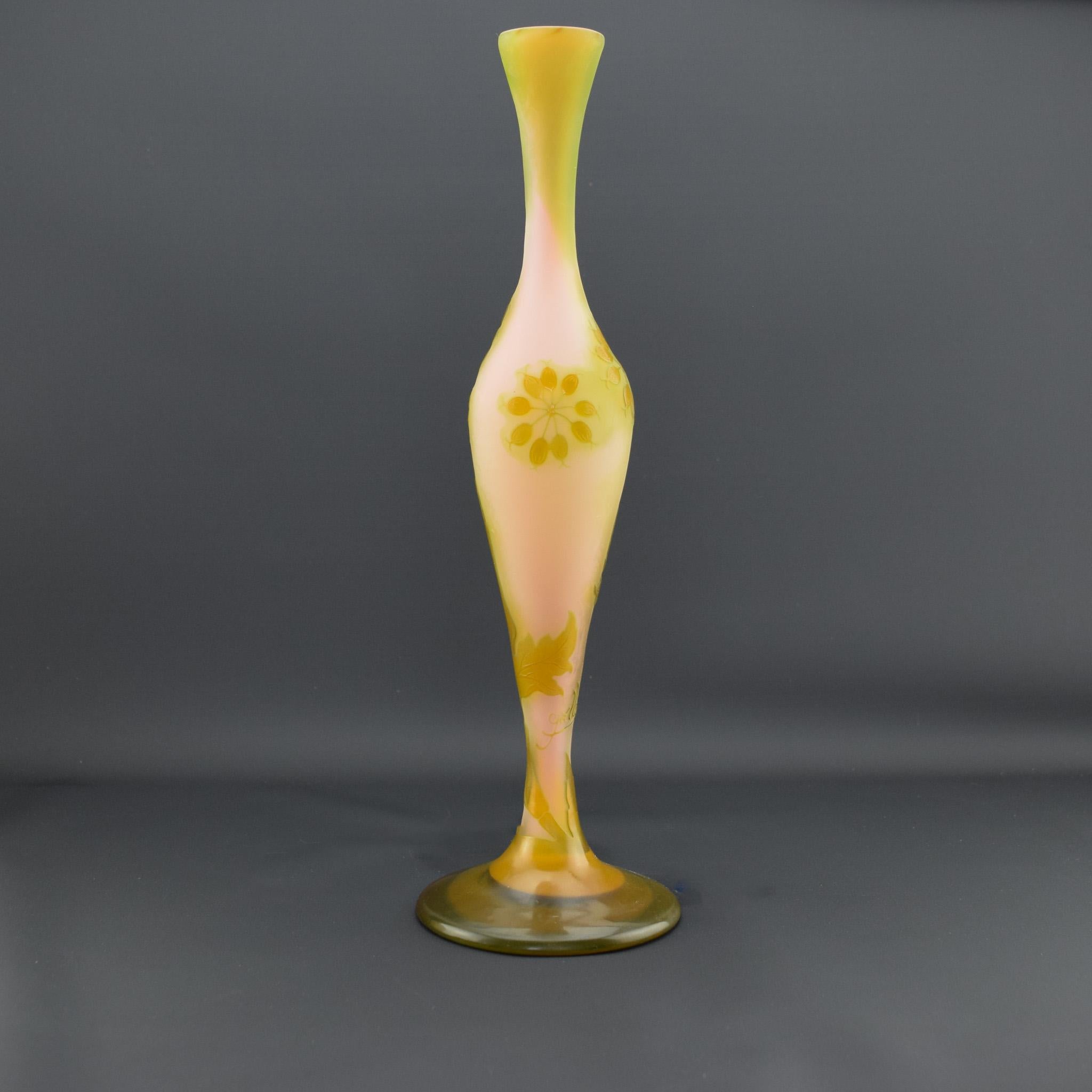 Intagliato Vaso alto in vetro cammeo floreale Galle C1910 in vendita