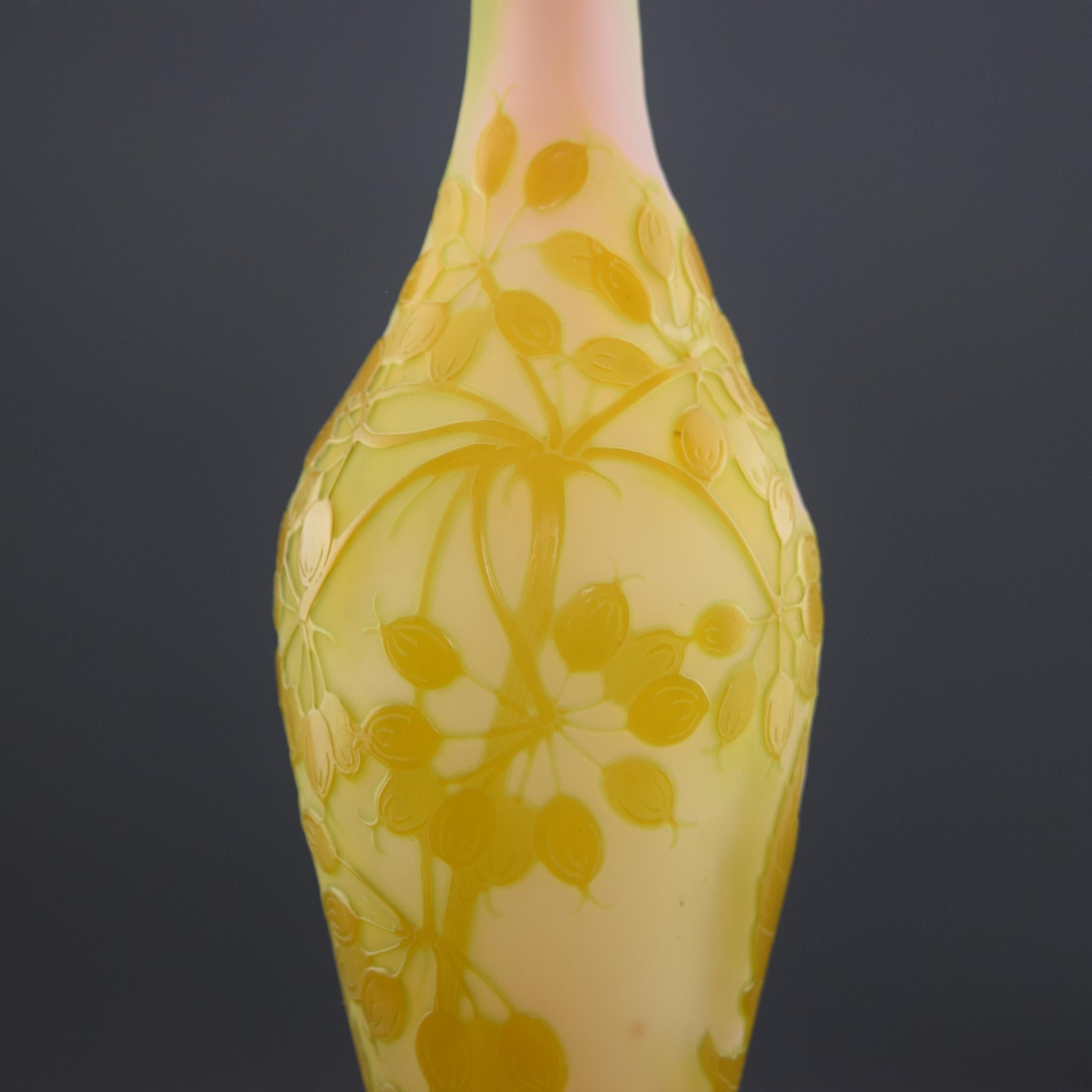 Vetro Vaso alto in vetro cammeo floreale Galle C1910 in vendita