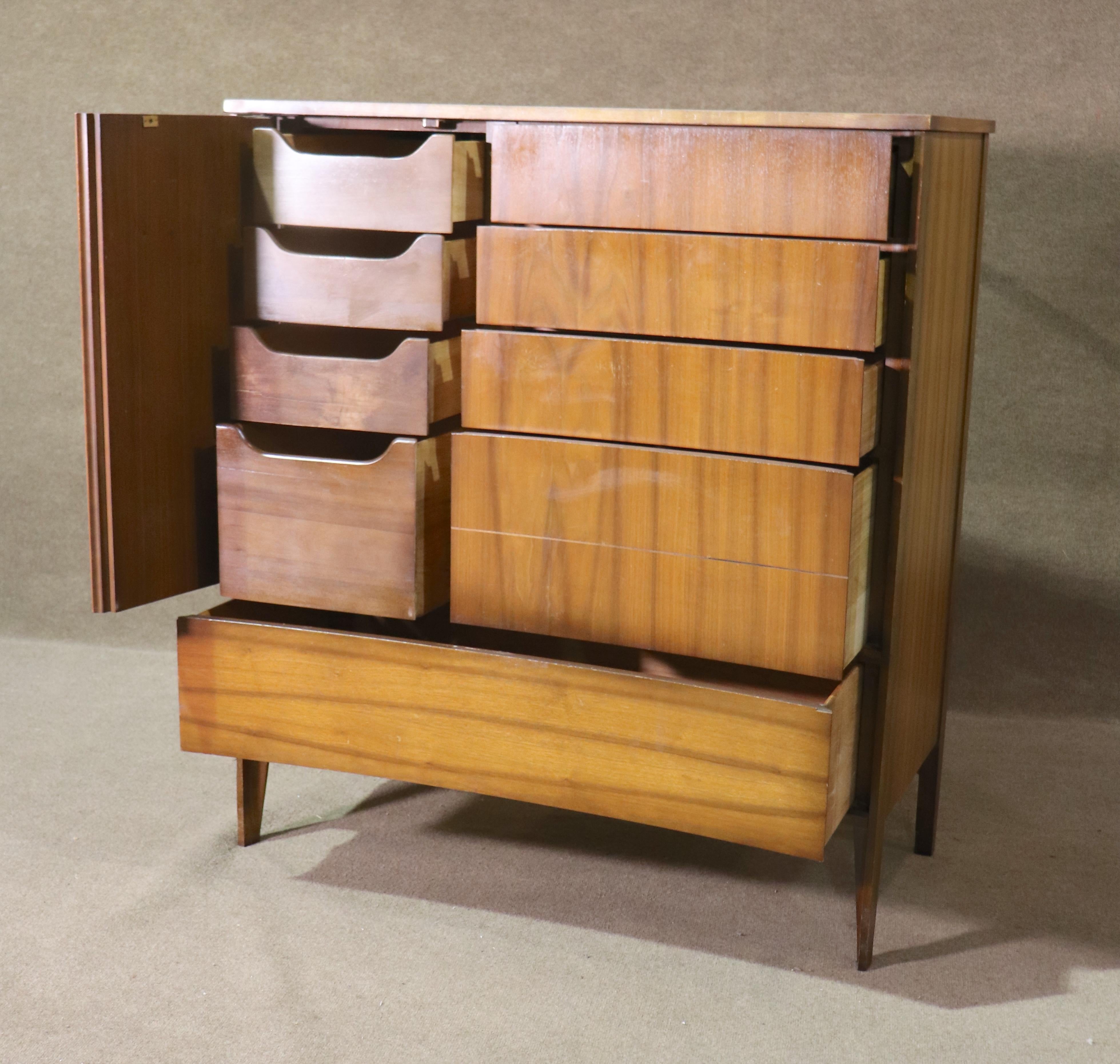Mid-Century Modern Grand coffre d'homme par Unagusta en vente