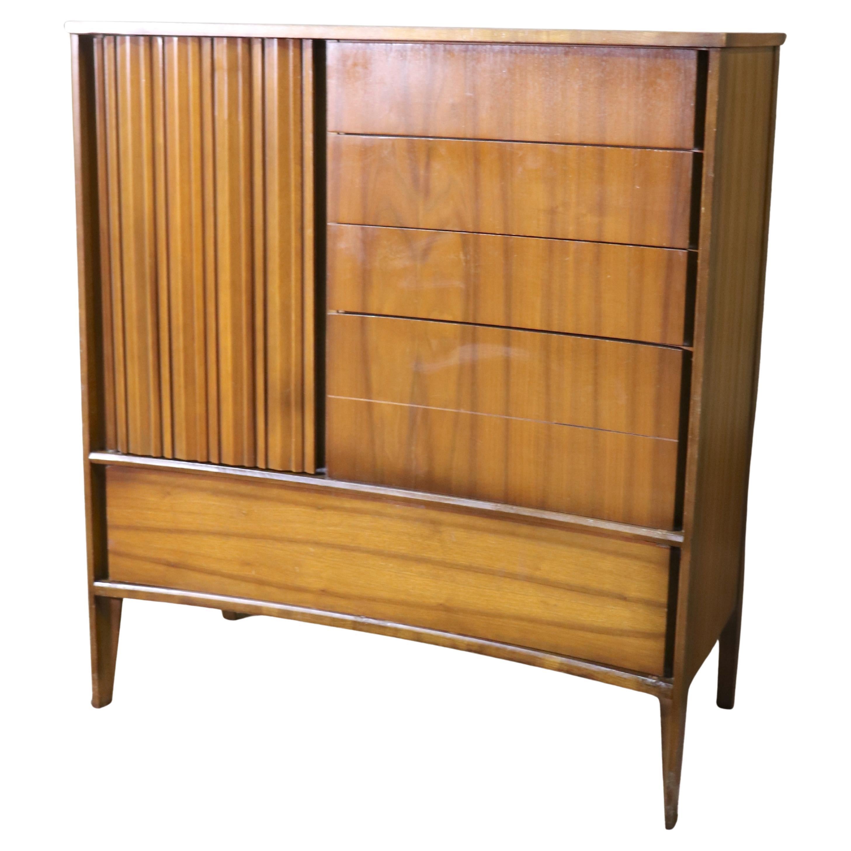 Tall Gentleman's Chest von Unagusta