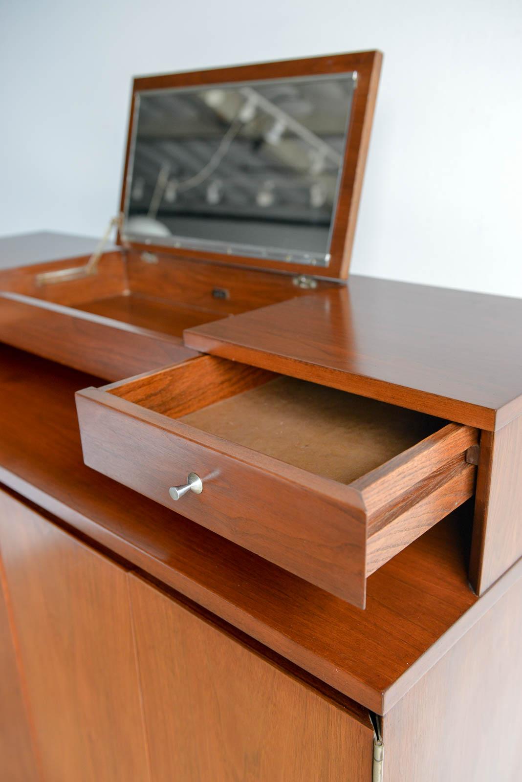 Tall Gentlemen's Chest in Walnut by Paul McCobb, circa 1960 5