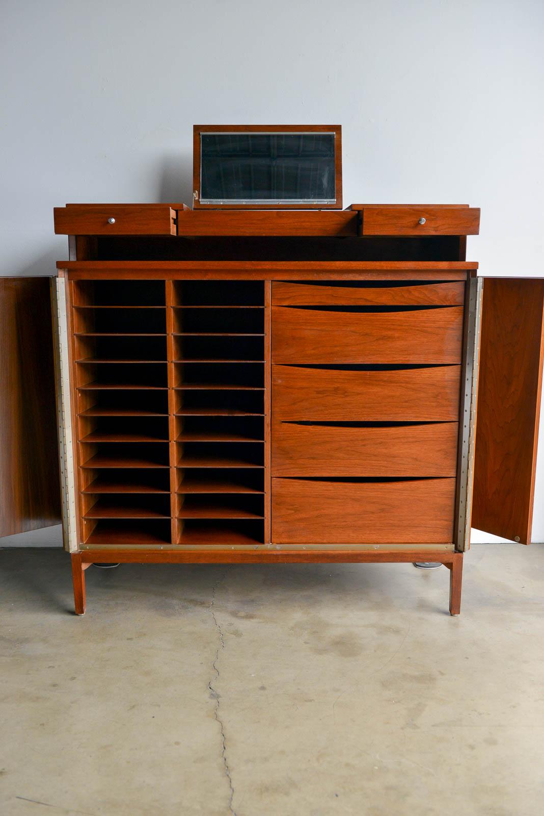 Tall Gentlemen's Chest in Walnut by Paul McCobb, circa 1960 In Good Condition In Costa Mesa, CA