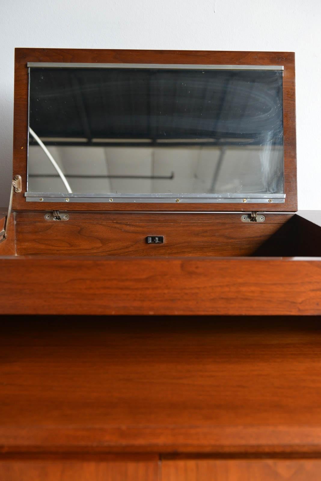 Tall Gentlemen's Chest in Walnut by Paul McCobb, circa 1960 3