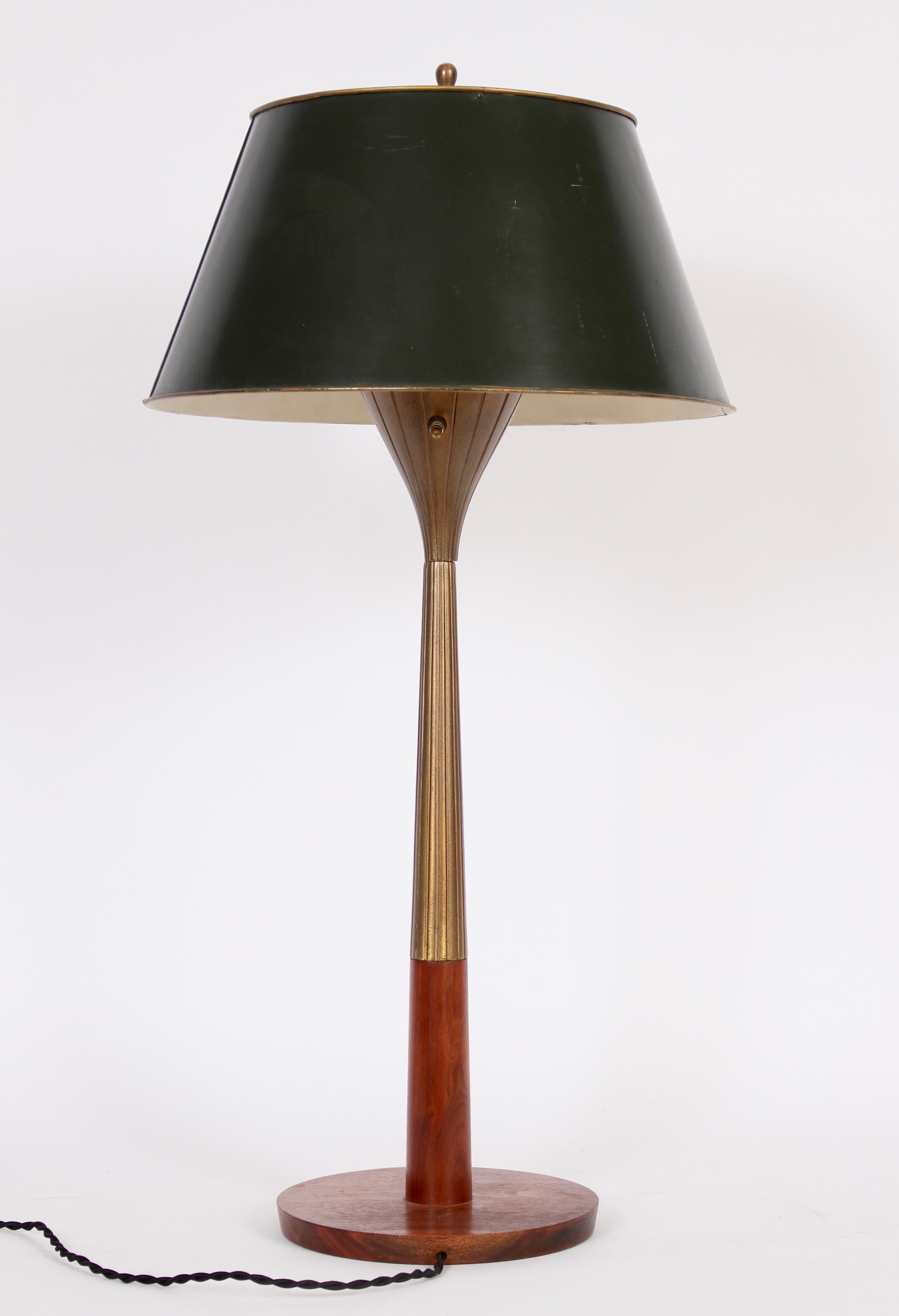 Gerald Thurston für Lightolier 3' H ausgestellter und eingeschnittener Messing- und Nussbaumtischlampe, um 1960. Mit einem strahlenden, vertikal ausgerichteten, antikbronzierten Oberteil und einem Teil des Stiels mit einem nussbaumfarbenen Unterteil
