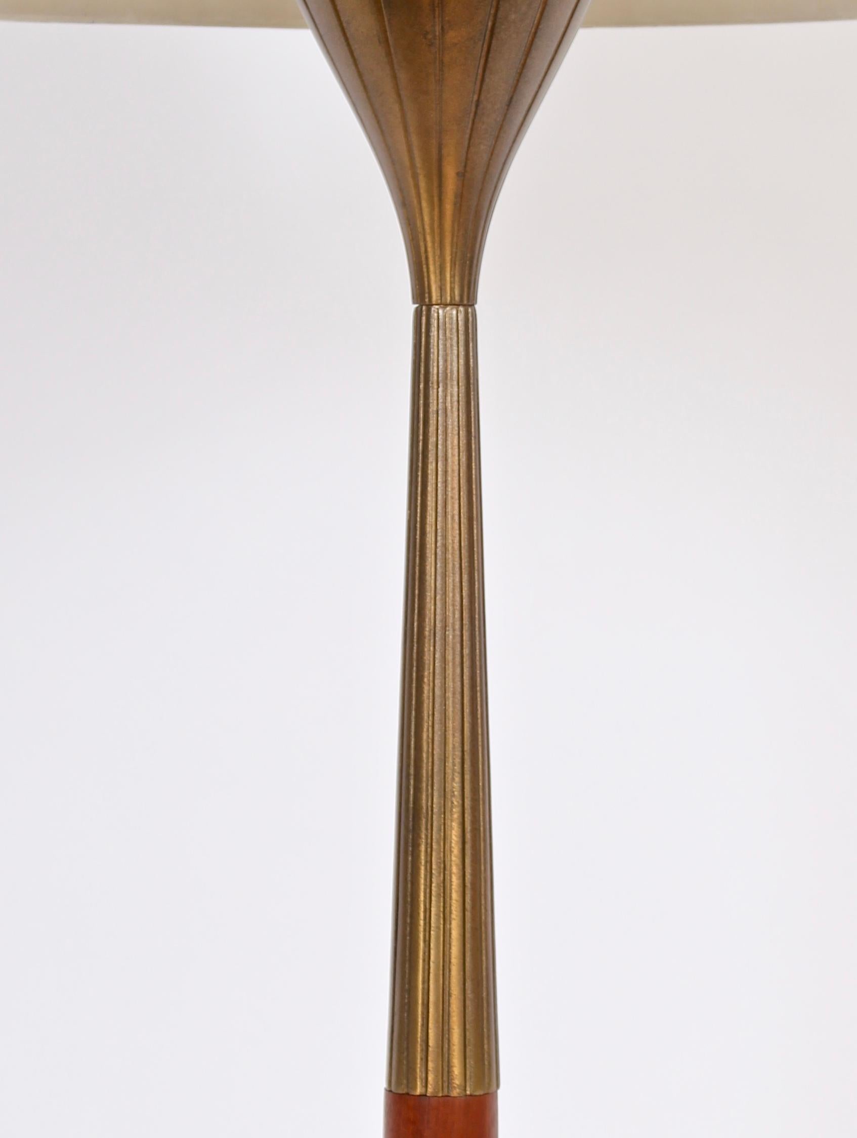 Große strahlende Tischlampe aus Messing und Nussbaumholz, Gerald Thurston für Lightolier (Emailliert) im Angebot