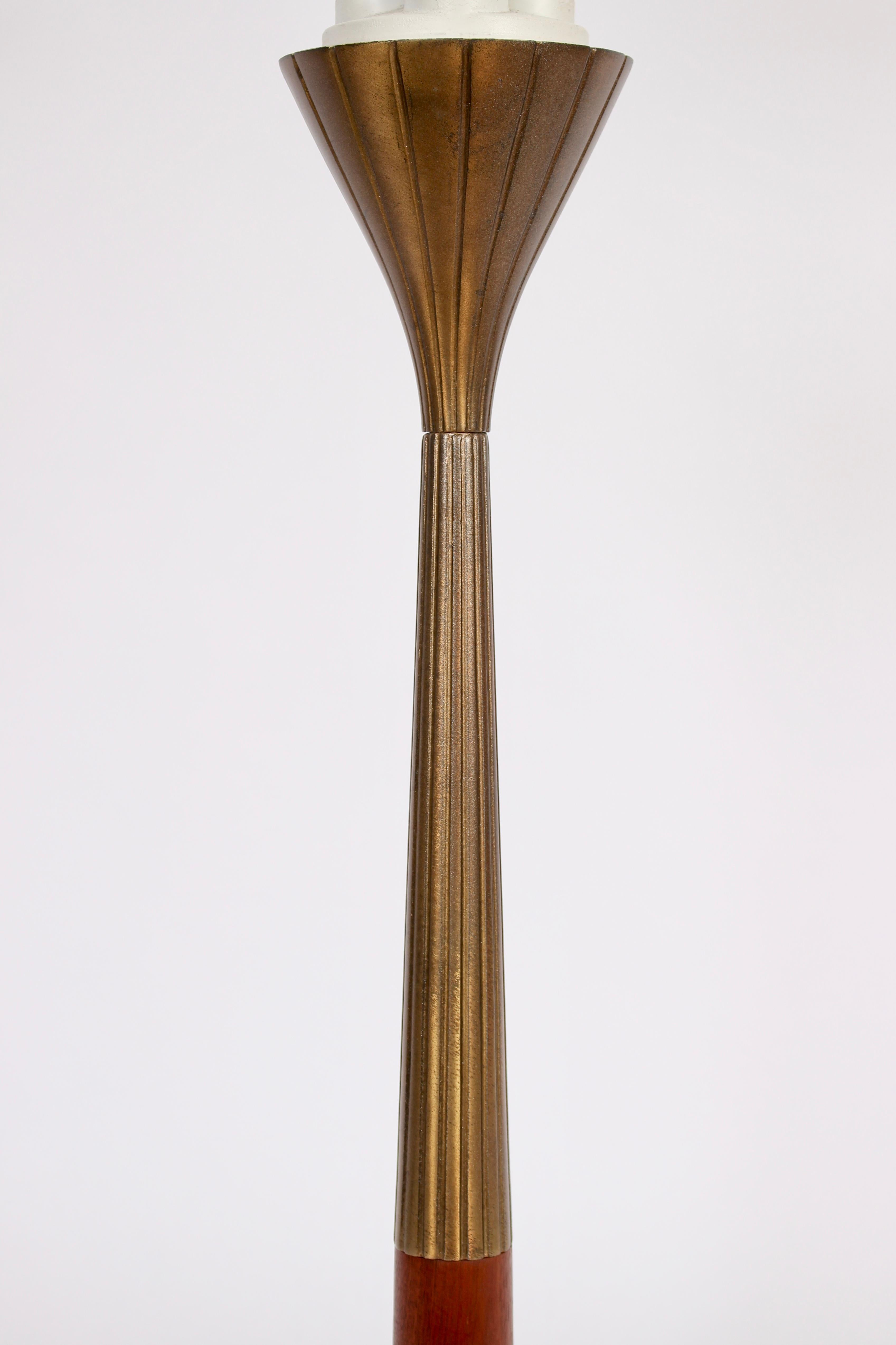 Tall Gerald Thurston for Lightolier Radiating Brass & Walnut Table Lamp In Good Condition For Sale In Bainbridge, NY