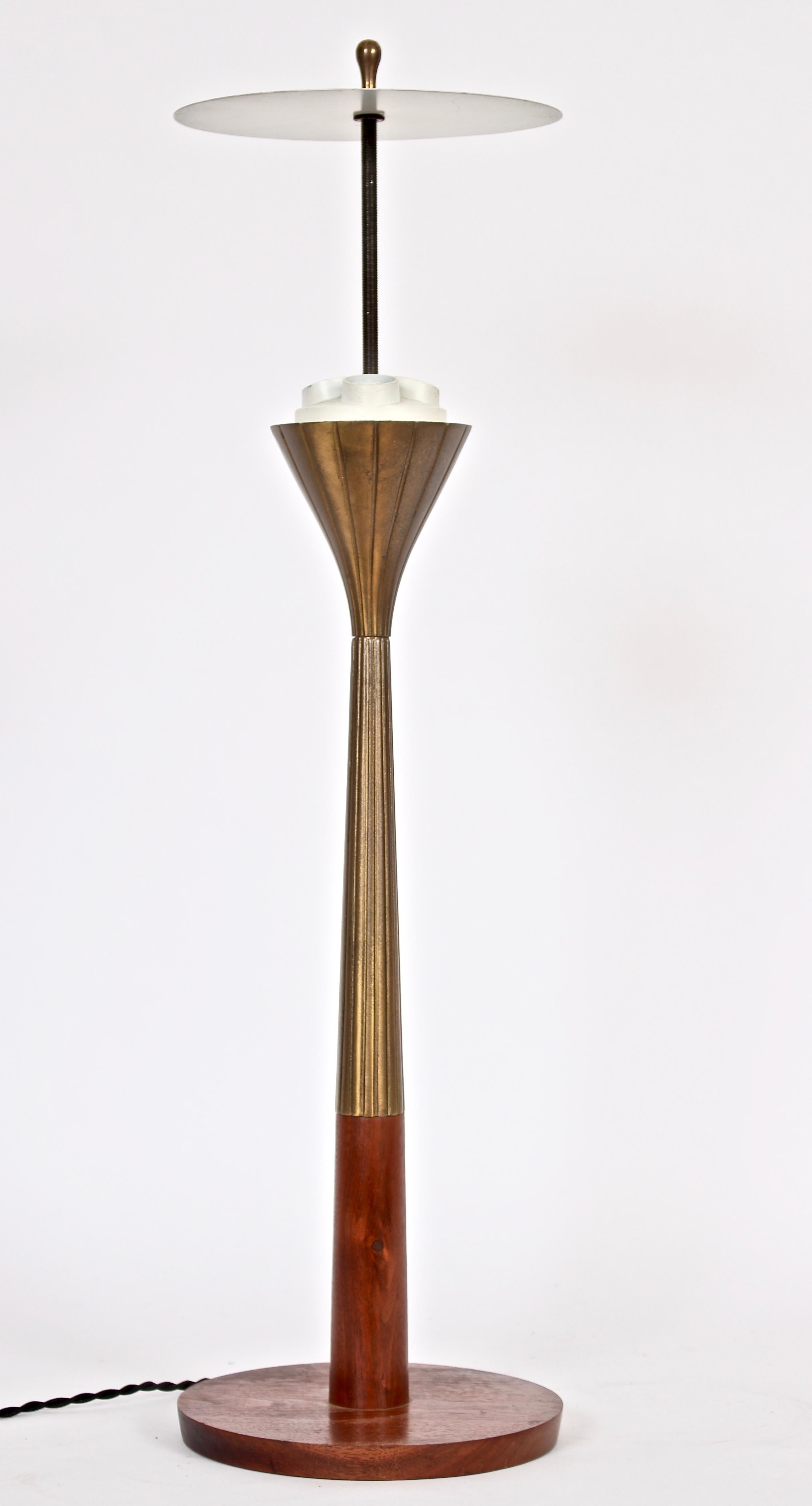 Große strahlende Tischlampe aus Messing und Nussbaumholz, Gerald Thurston für Lightolier (20. Jahrhundert) im Angebot