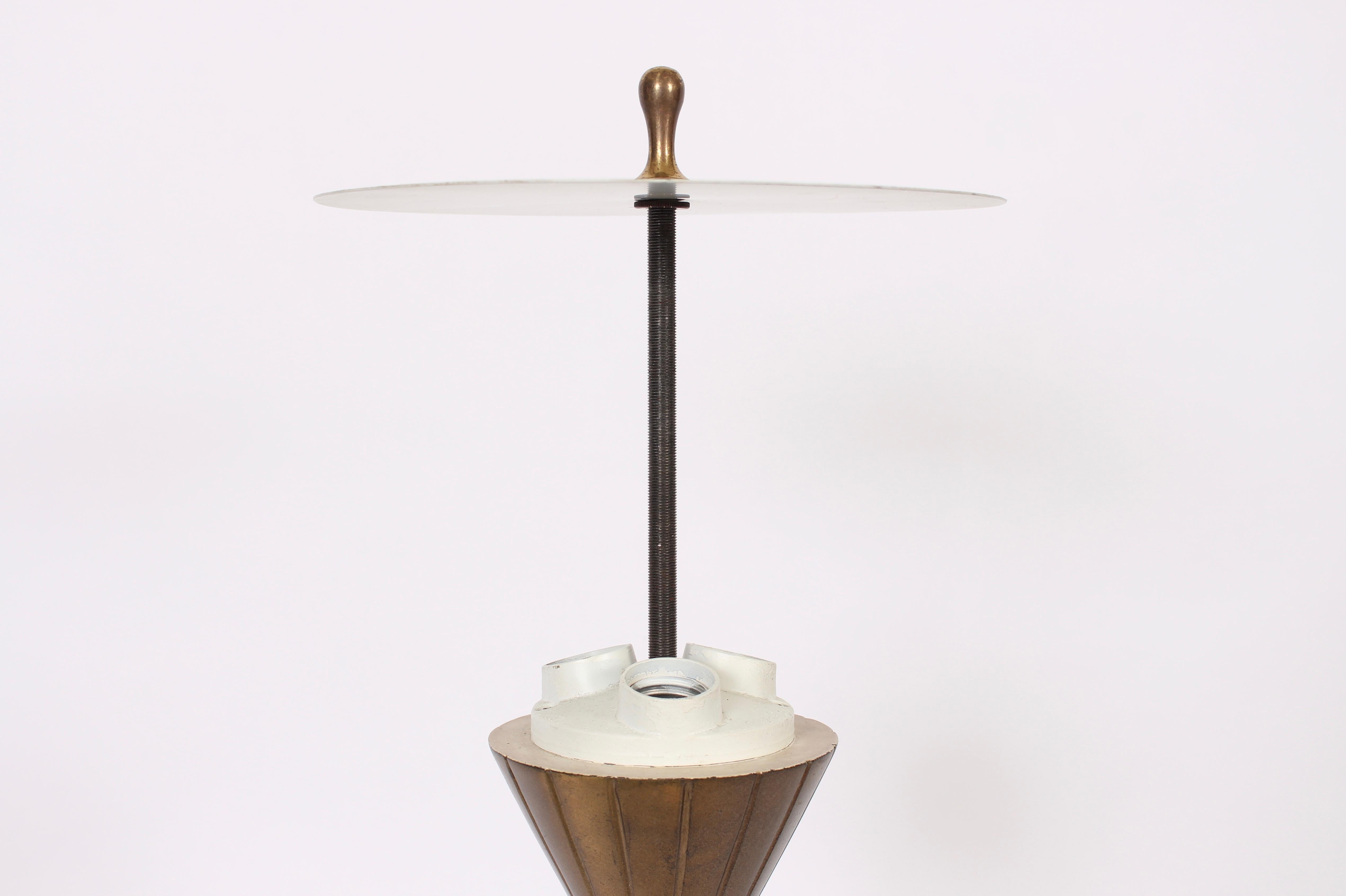 Große strahlende Tischlampe aus Messing und Nussbaumholz, Gerald Thurston für Lightolier im Angebot 1