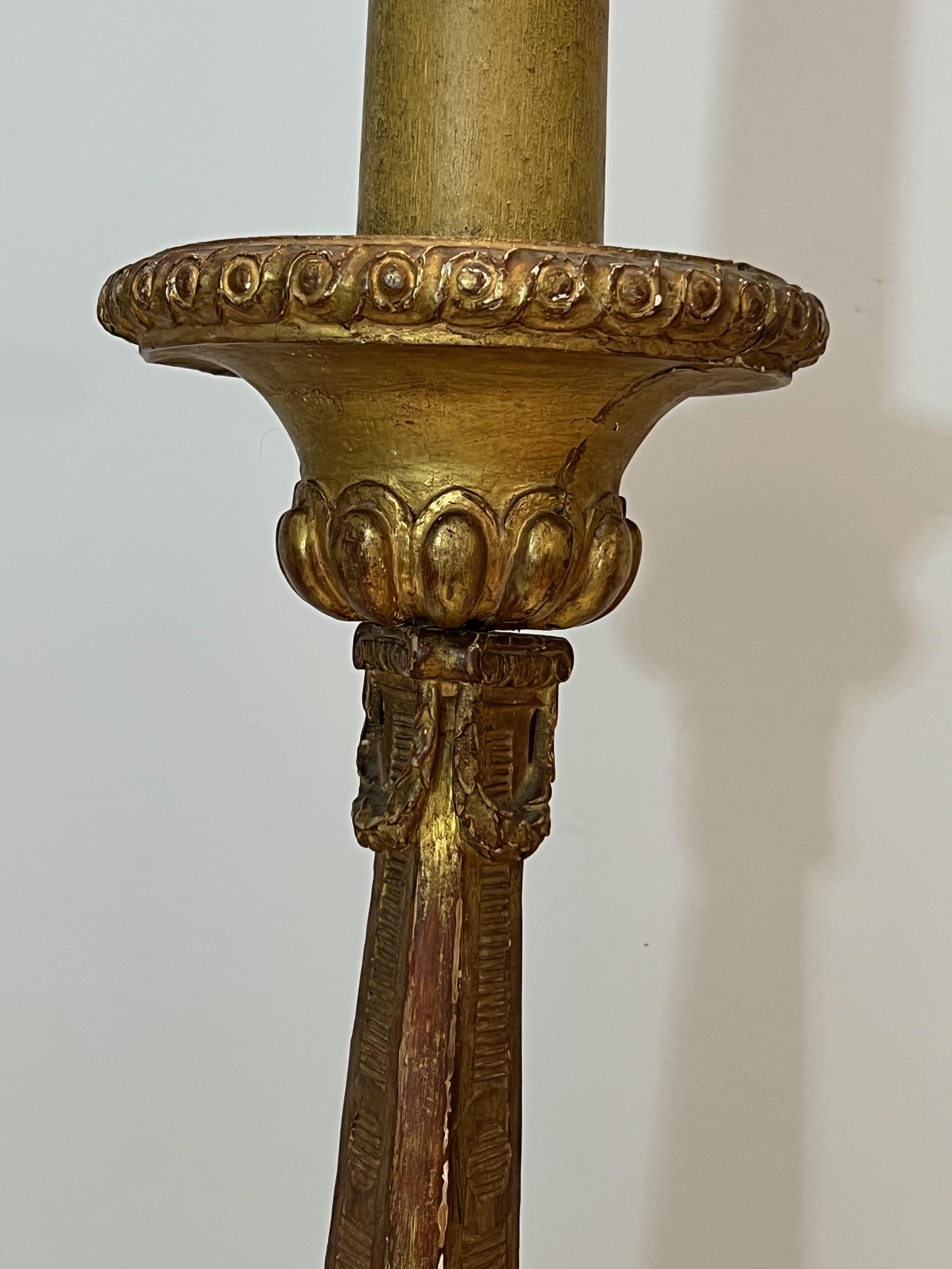 Grand candélabre en bois sculpté et doré sur une base patinée en vente 6