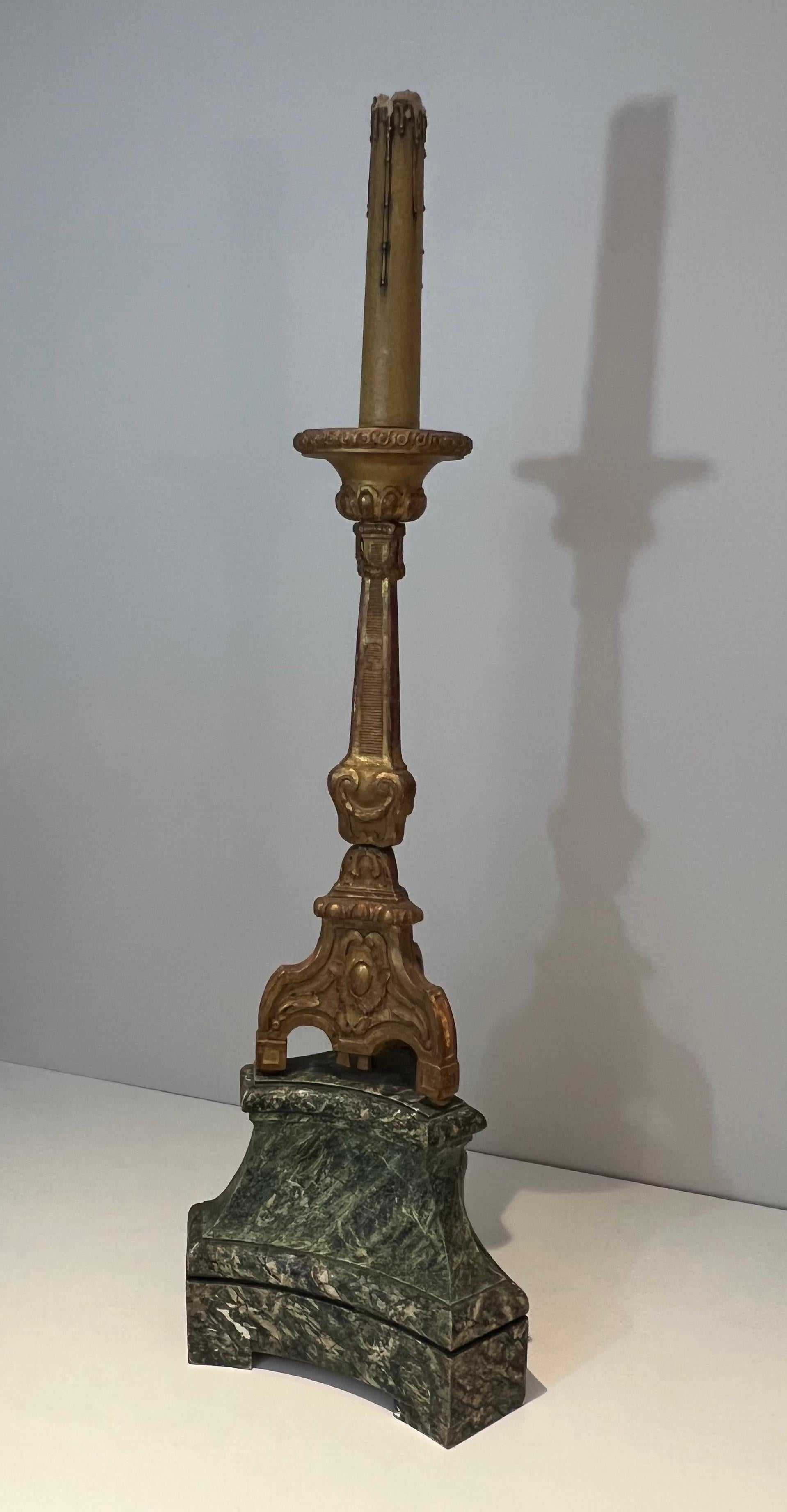 Grand candélabre en bois sculpté et doré sur une base patinée en vente 9