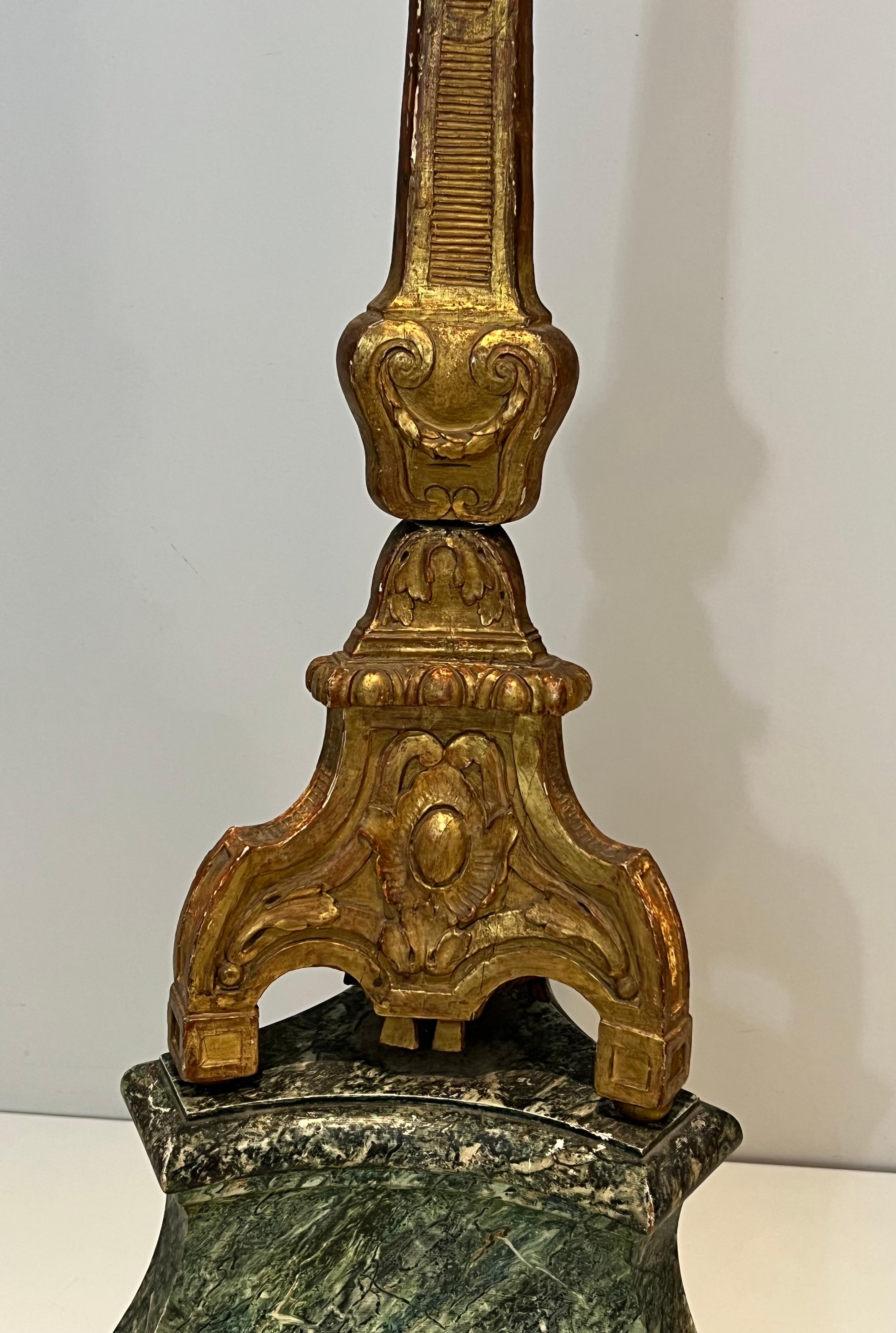 Tall Gilded Carved Wood Candelabra on a Patinated Base In Good Condition For Sale In Marcq-en-Barœul, Hauts-de-France