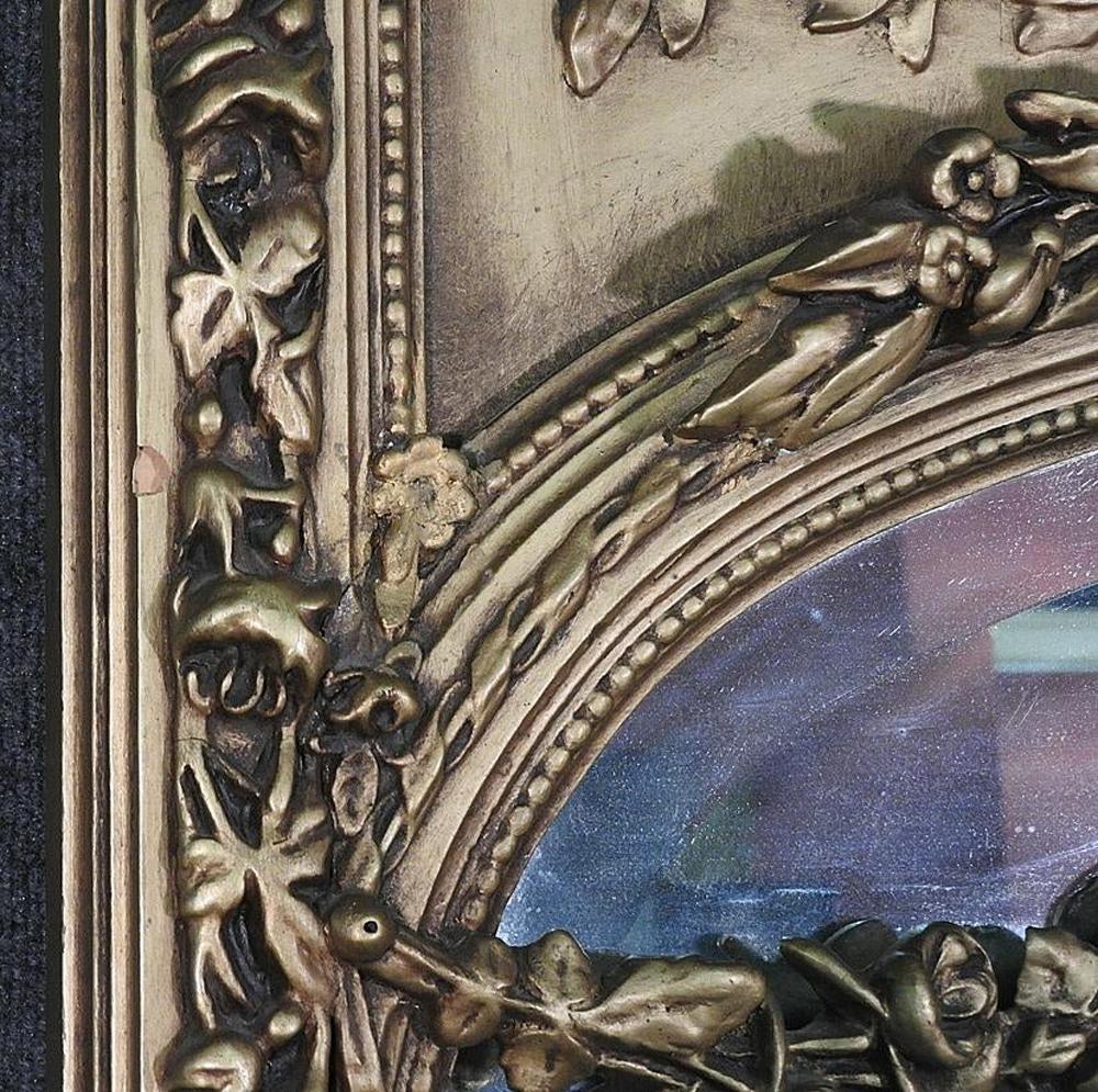 Großer vergoldeter französischer Trumeau-Spiegel im Louis XV-Stil mit neoklassischem Druck im Zustand „Gut“ im Angebot in Swedesboro, NJ