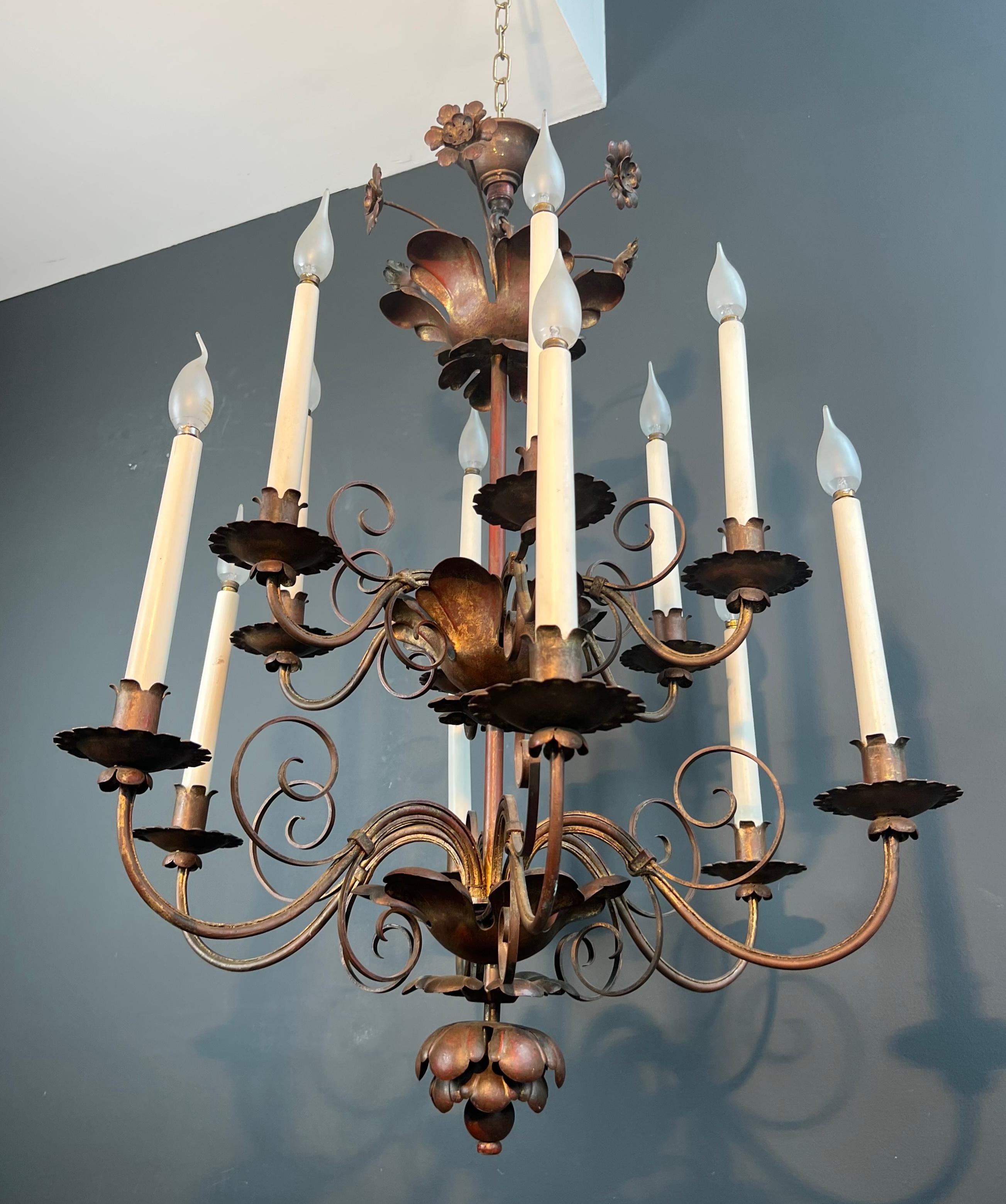Lampadario alto a 2 livelli in metallo dorato con 12 luci nello stile della Maison Baguès in vendita 4