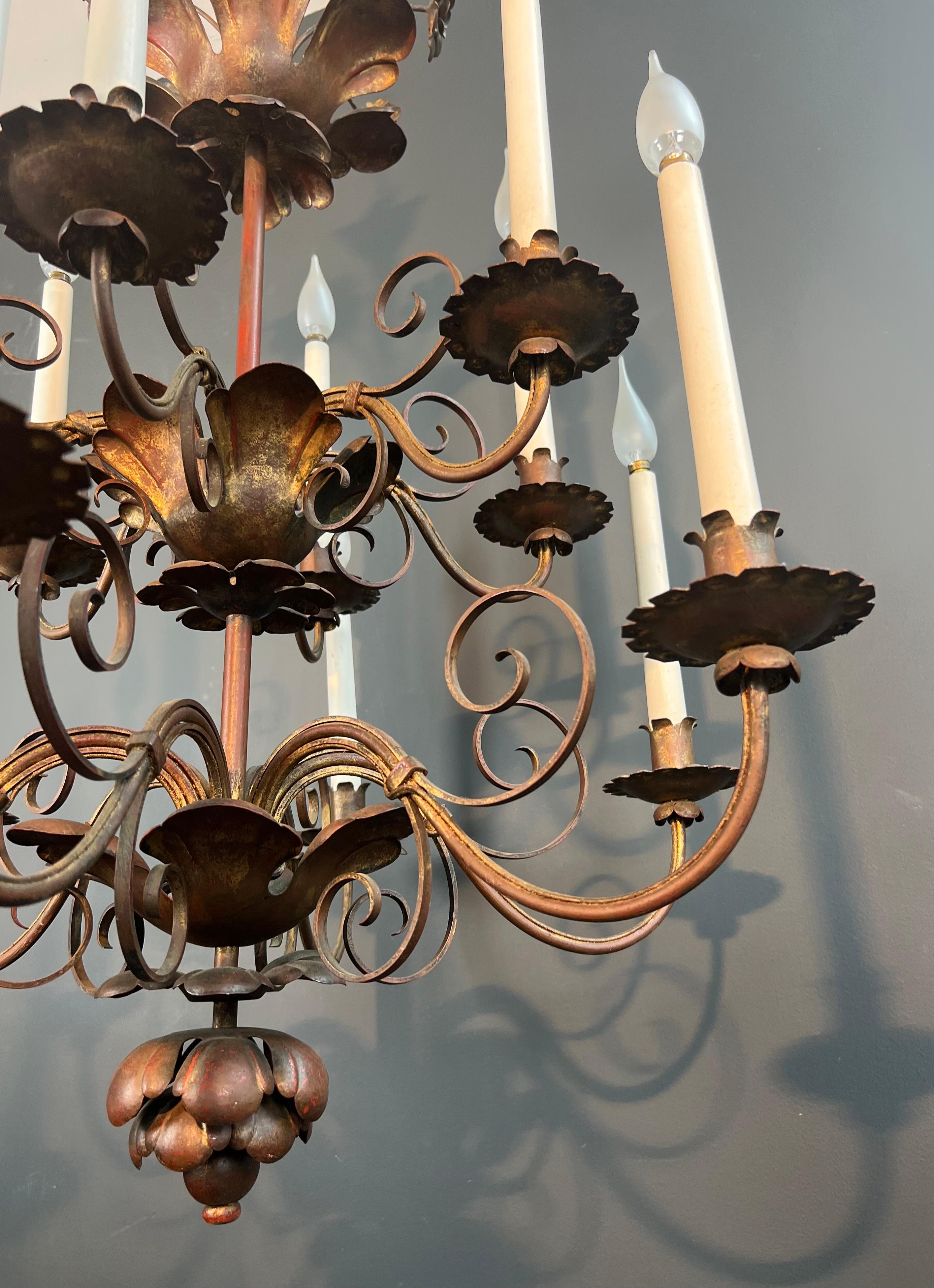 Lampadario alto a 2 livelli in metallo dorato con 12 luci nello stile della Maison Baguès in vendita 7