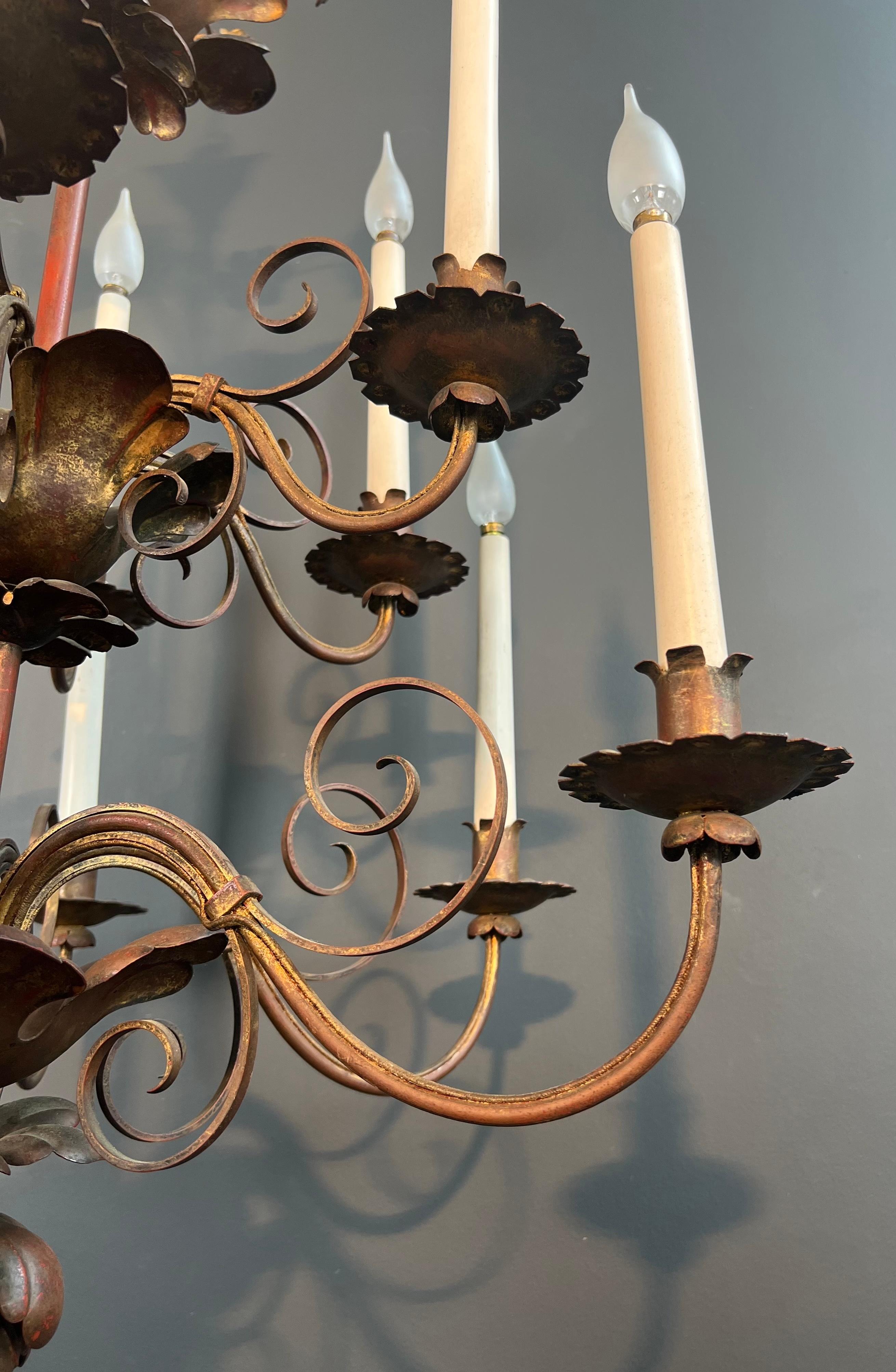 Lampadario alto a 2 livelli in metallo dorato con 12 luci nello stile della Maison Baguès in vendita 8