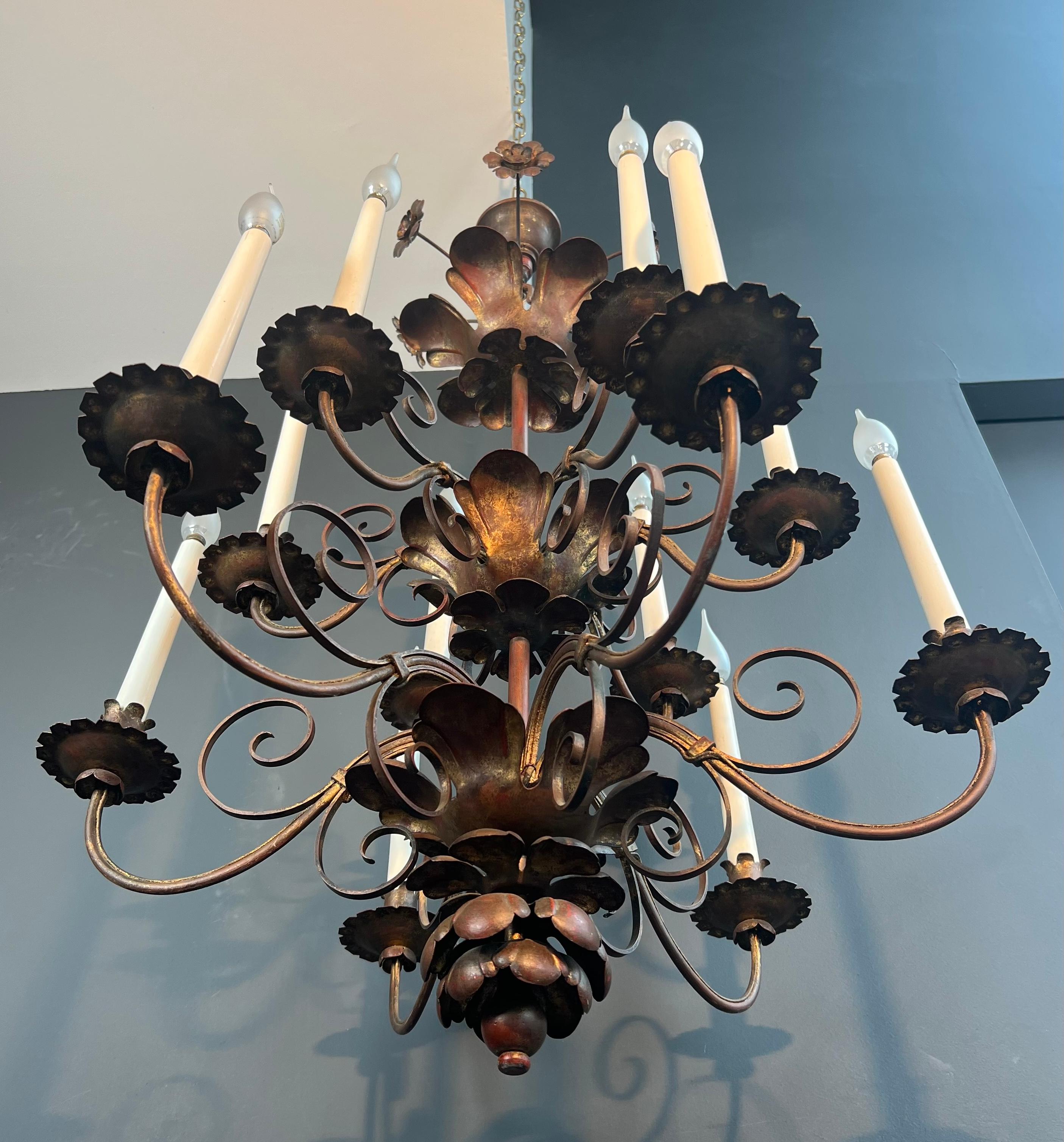 Lampadario alto a 2 livelli in metallo dorato con 12 luci nello stile della Maison Baguès in vendita 11