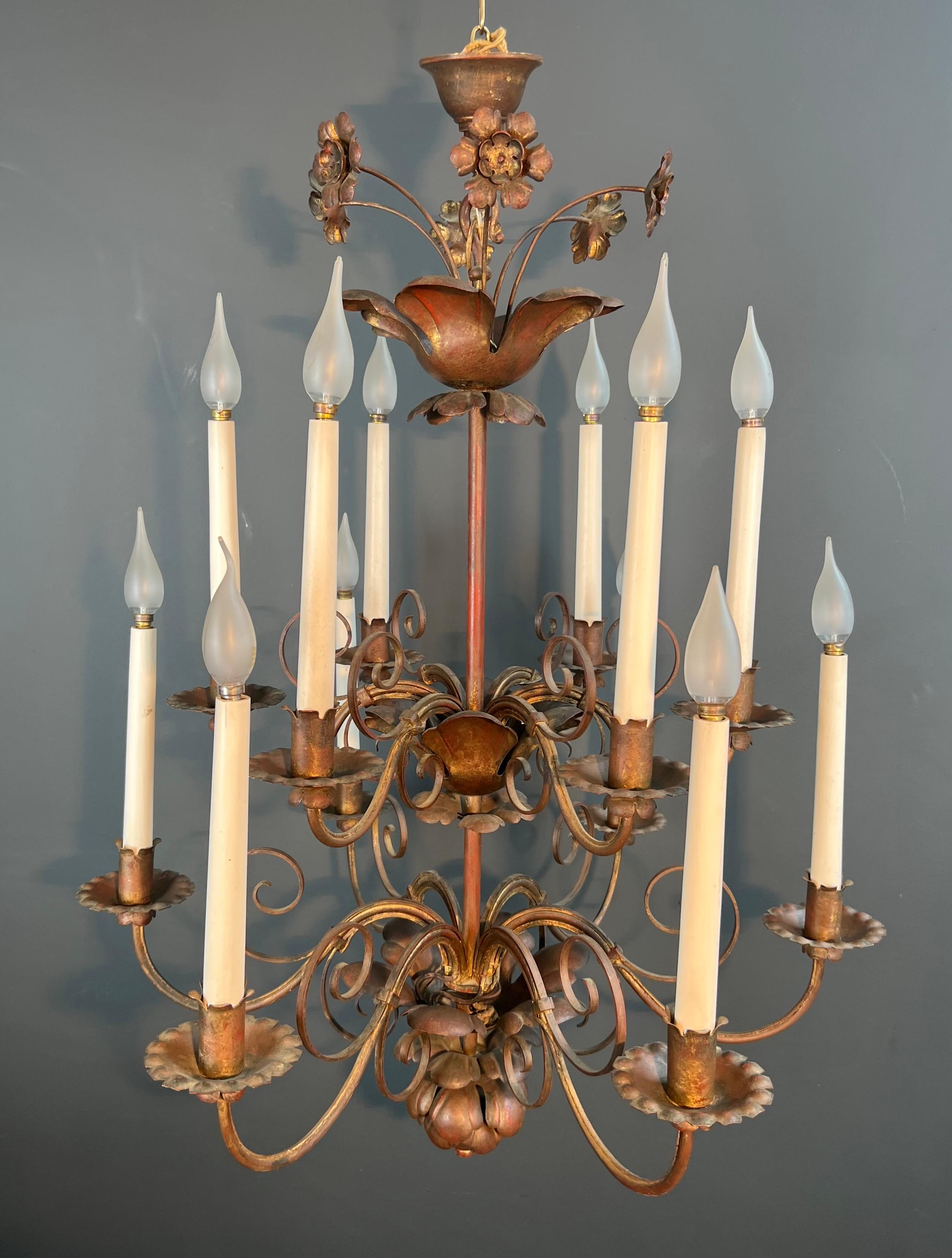 Questo bellissimo lampadario a due piani con 12 luci è realizzato in metallo dorato. Si tratta di un'opera francese nello stile della Maison Baguès. Circa 1940