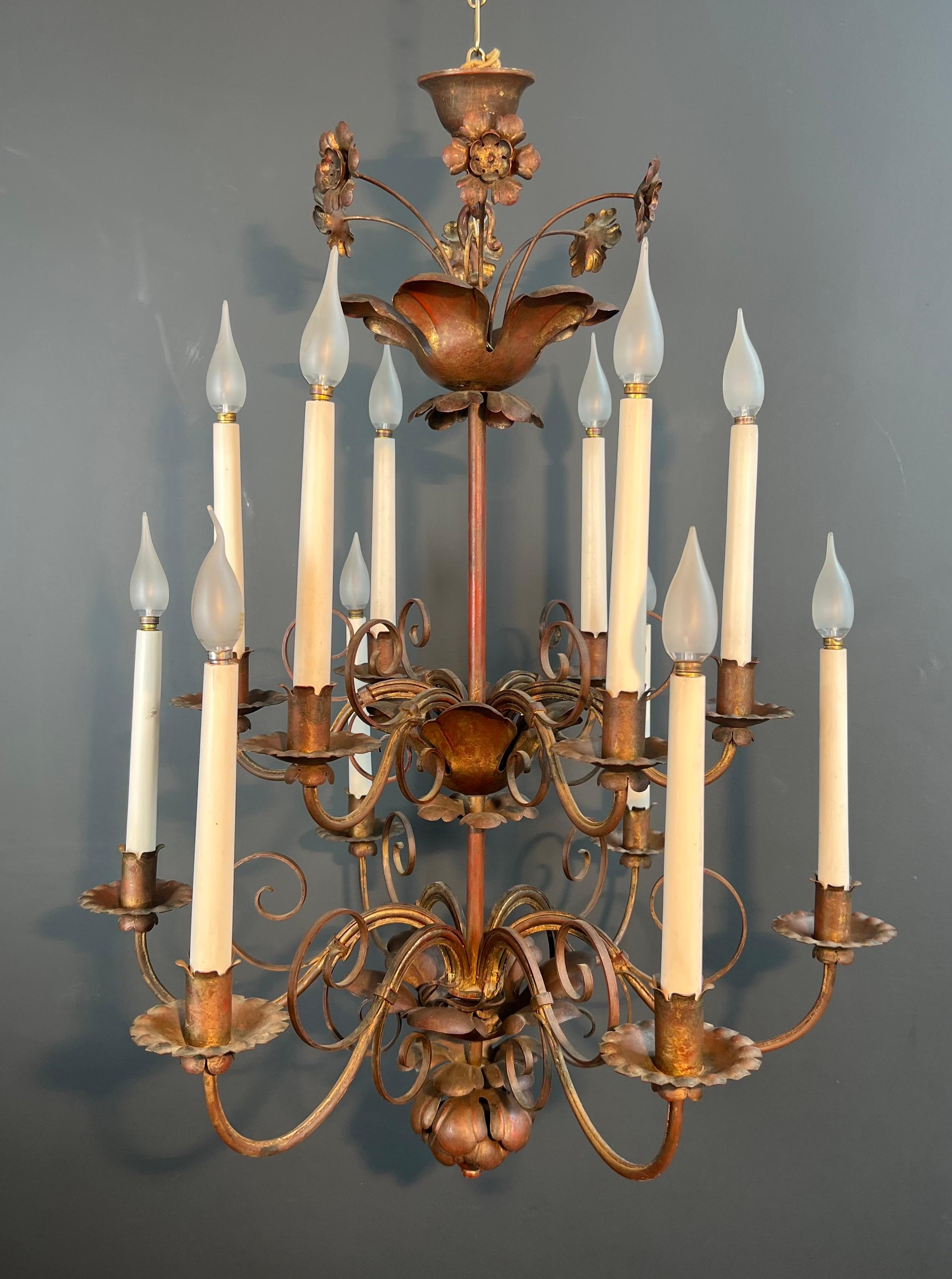 Lampadario alto a 2 livelli in metallo dorato con 12 luci nello stile della Maison Baguès in vendita 12