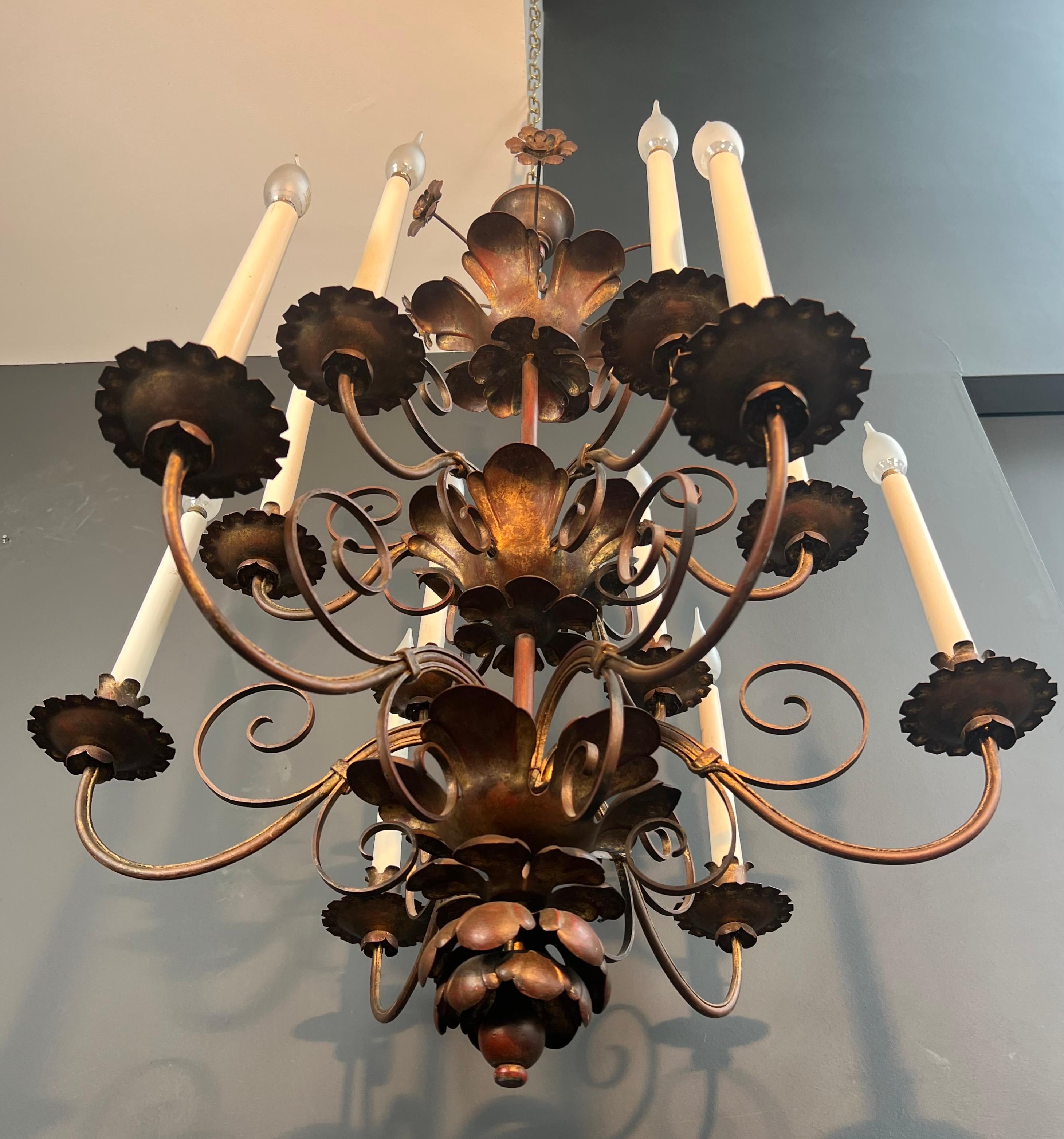 Mid-Century moderno Lampadario alto a 2 livelli in metallo dorato con 12 luci nello stile della Maison Baguès in vendita