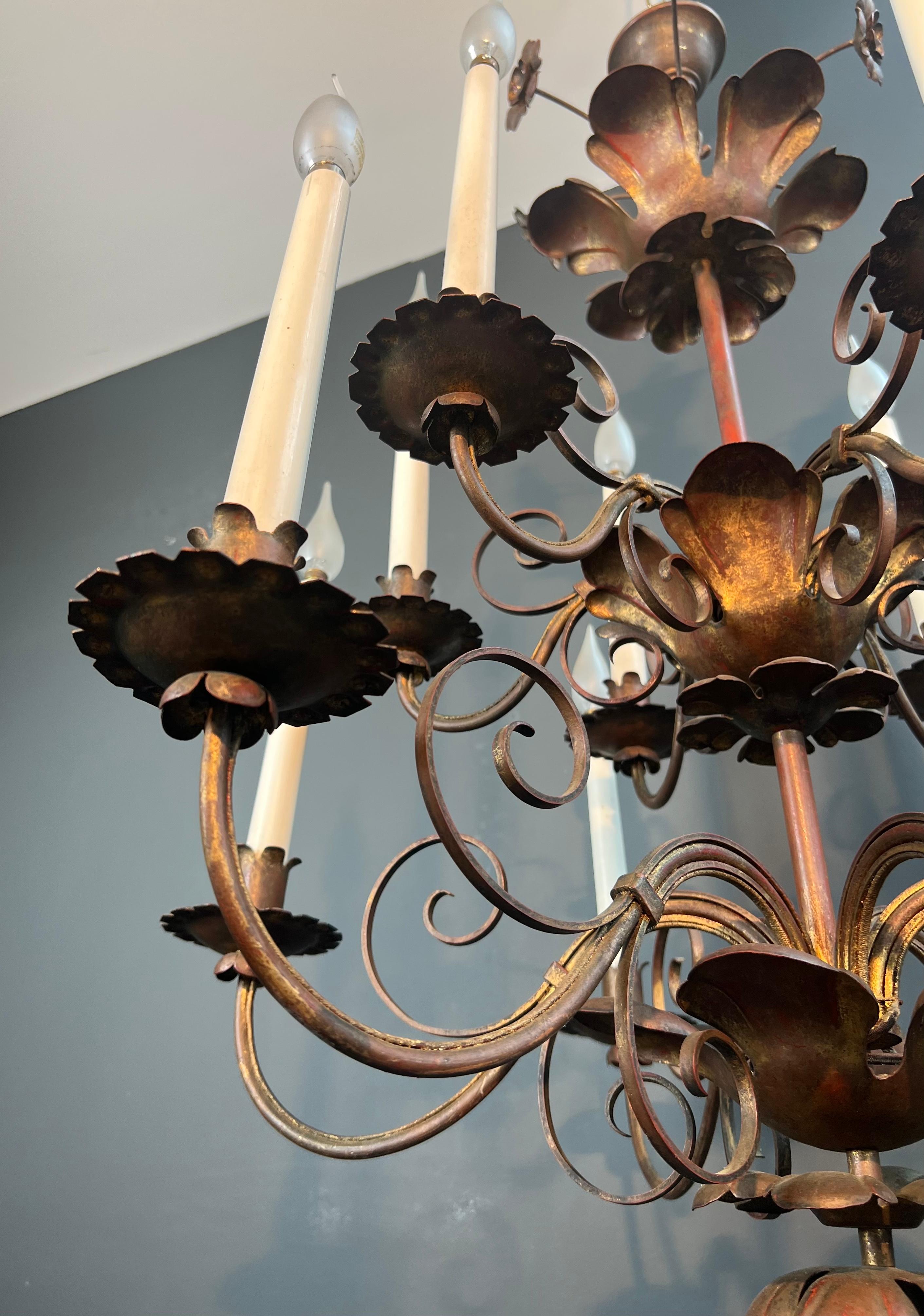 Lampadario alto a 2 livelli in metallo dorato con 12 luci nello stile della Maison Baguès In condizioni buone in vendita a Marcq-en-Barœul, Hauts-de-France