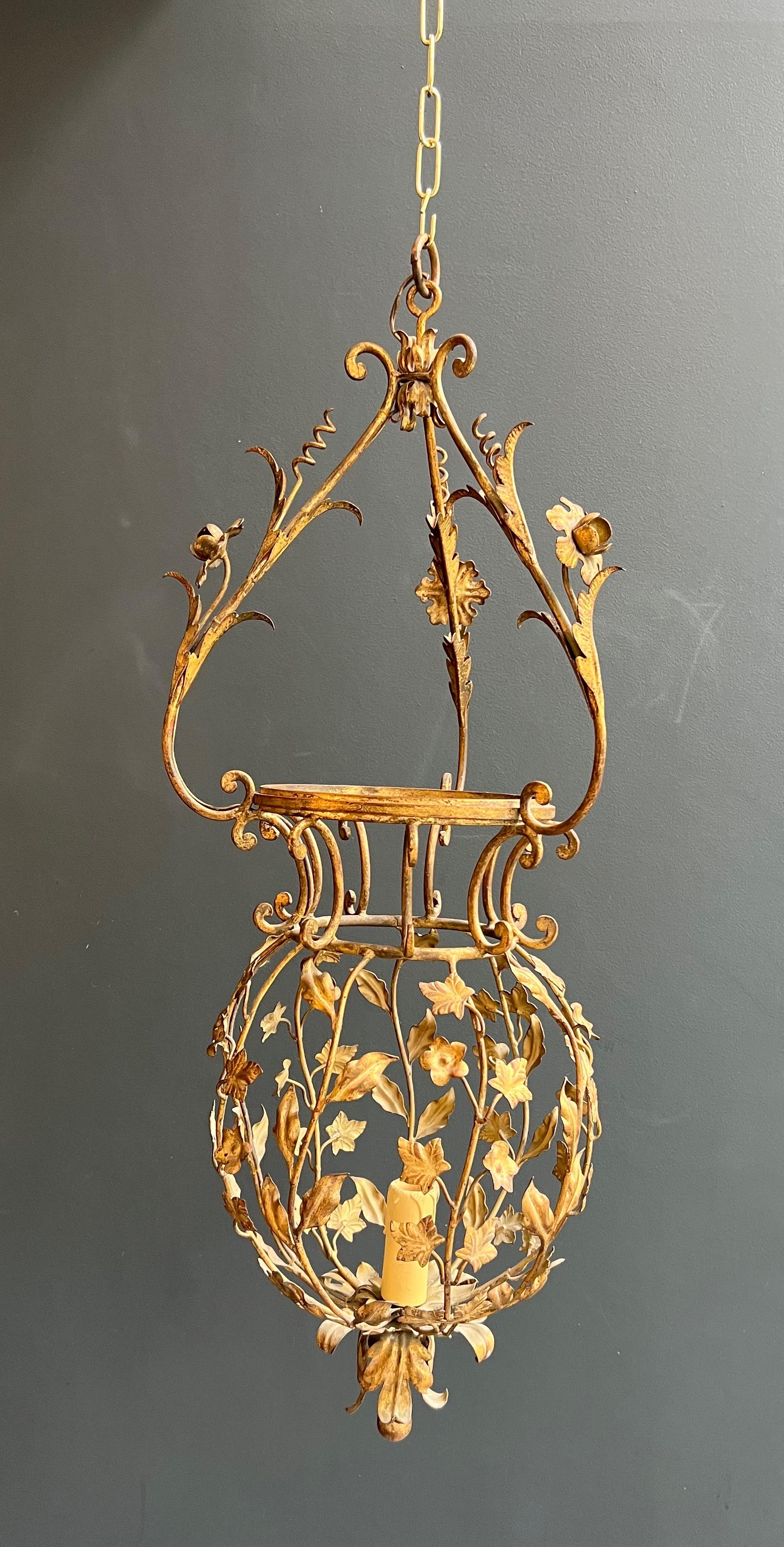 This beautiful and tall lantern is made of gilded iron with foliage decoration. This is an Italian manufacture signed by Palladio for Maison Baguès. Circa 1940