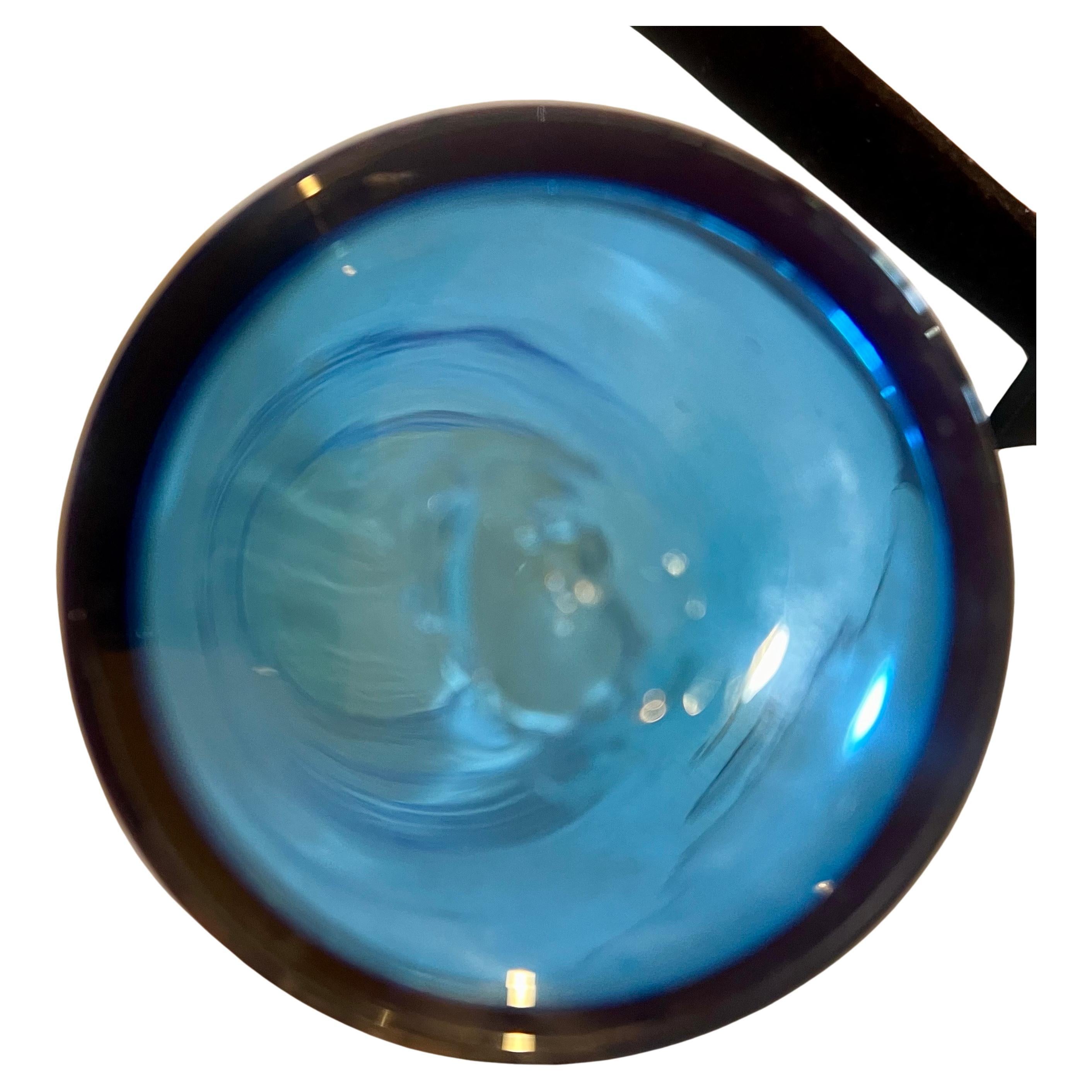 Elegante vaso cilindrico in vetro classico americano soffiato, di Blenko, anni '70 circa. Bel colore, ottime condizioni, nessuna scheggiatura o crepa.