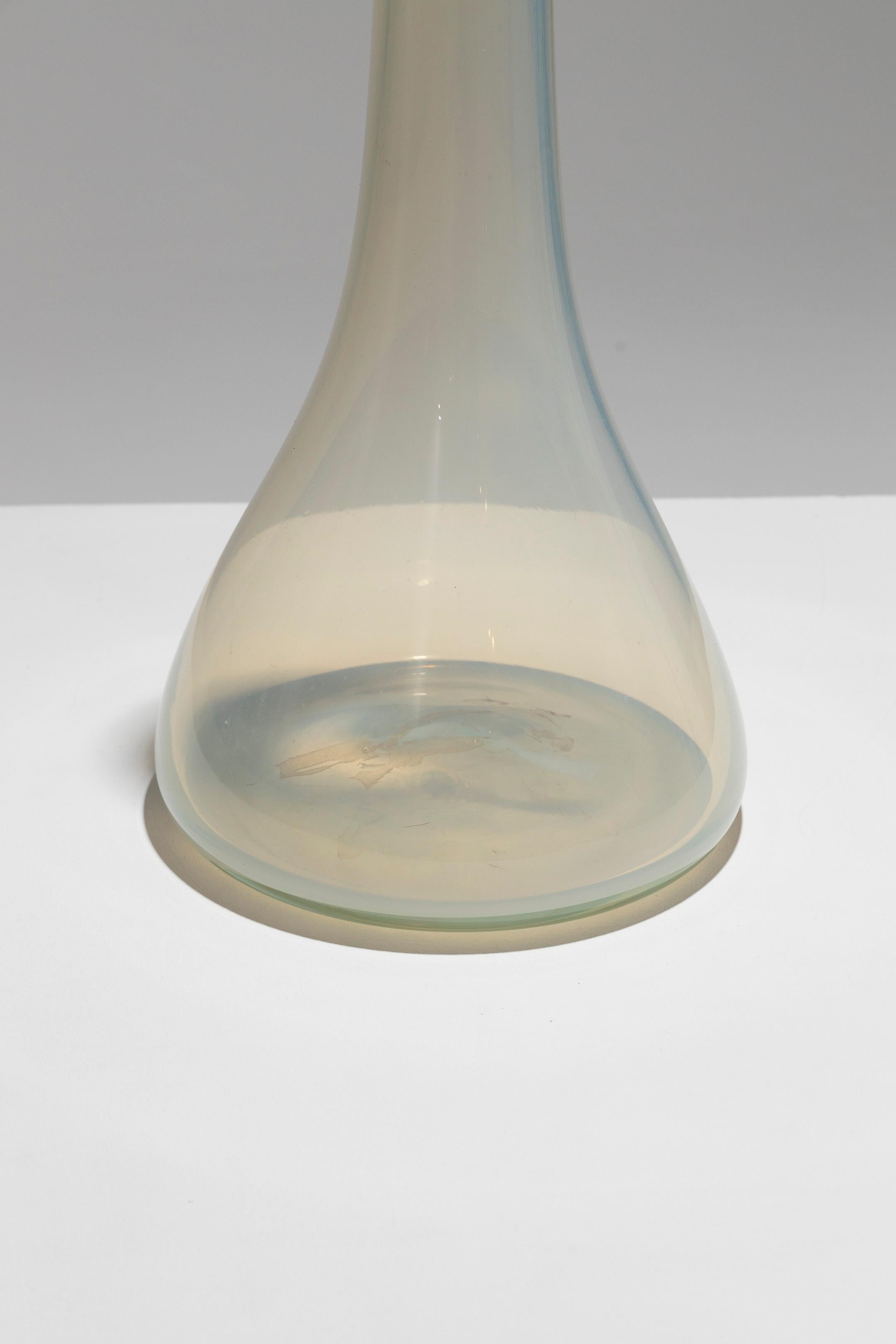 Grand vase en verre à col long, 1950 Bon état à PARIS, FR