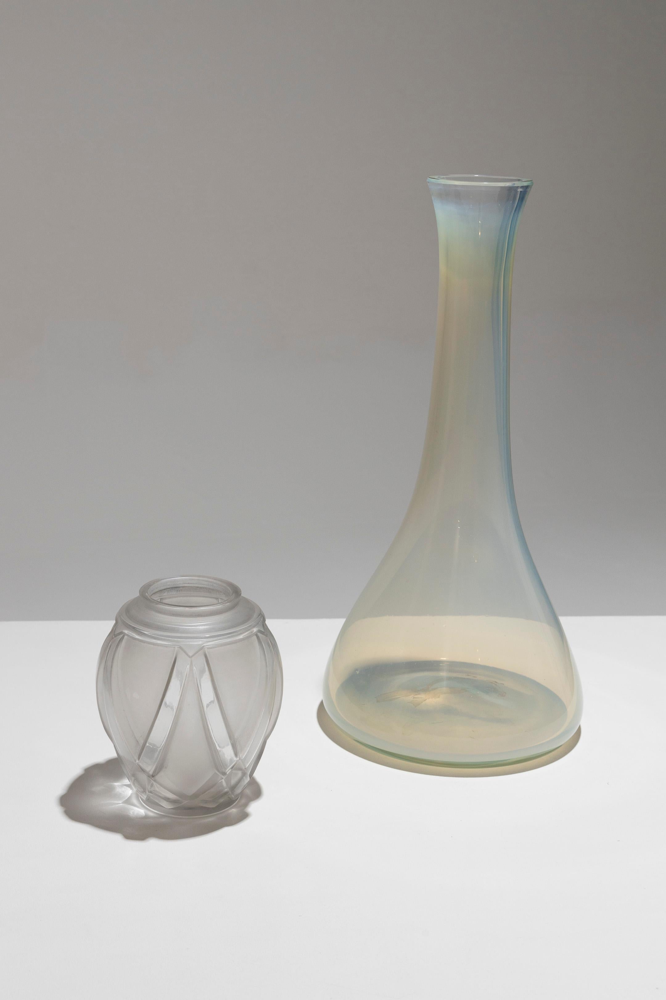 20ième siècle Grand vase en verre à col long, 1950