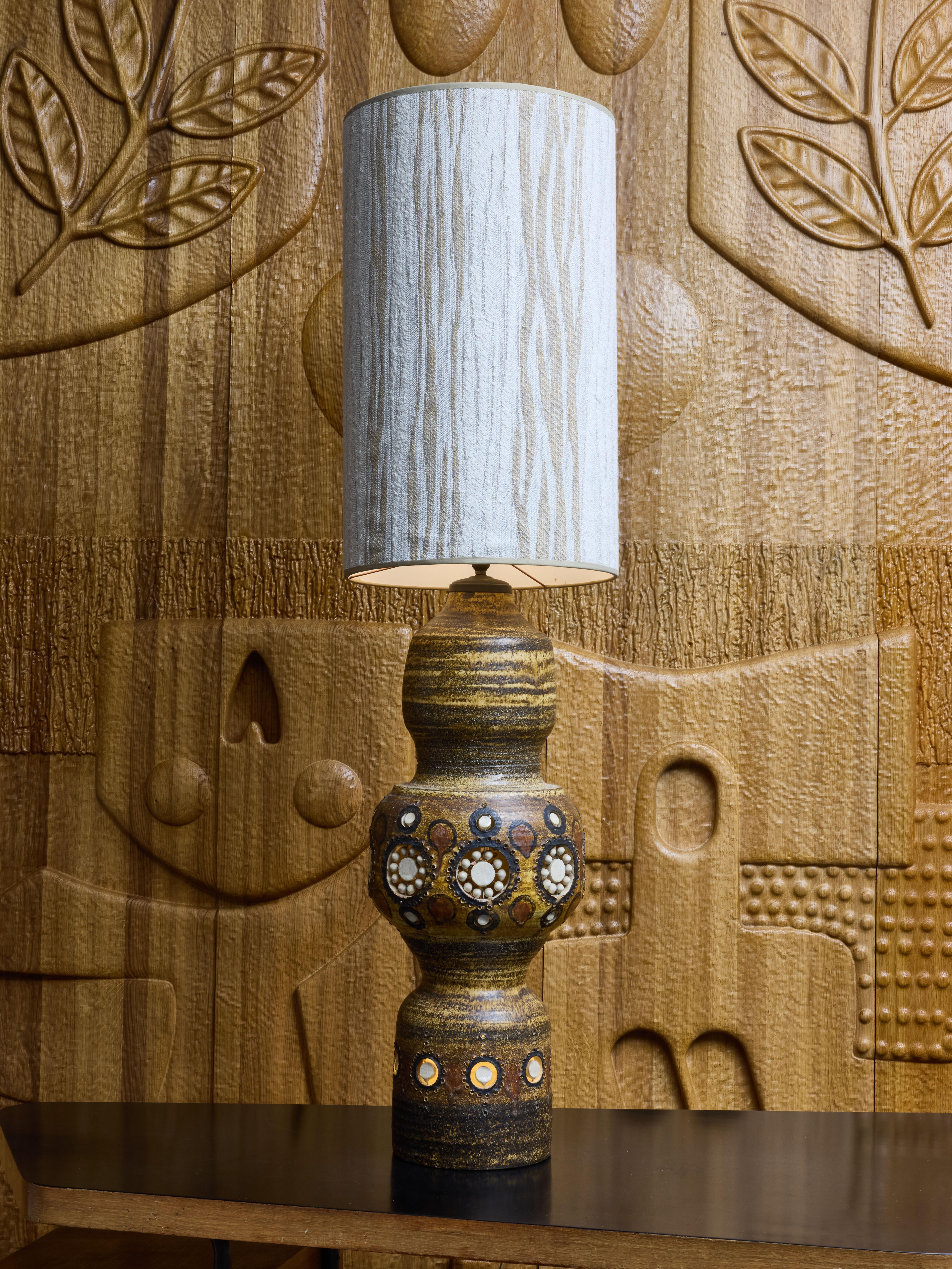 Grande lampe de table en céramique réalisée par Georges Pelletier dans les années 1960 avec des émaux mats et surmontée d'un abat-jour moderne.

Dimensions avec l'abat-jour : ø33 H133cm

Georges Pelletier (1938-2024)
Né en 1938 à Bruxelles, en