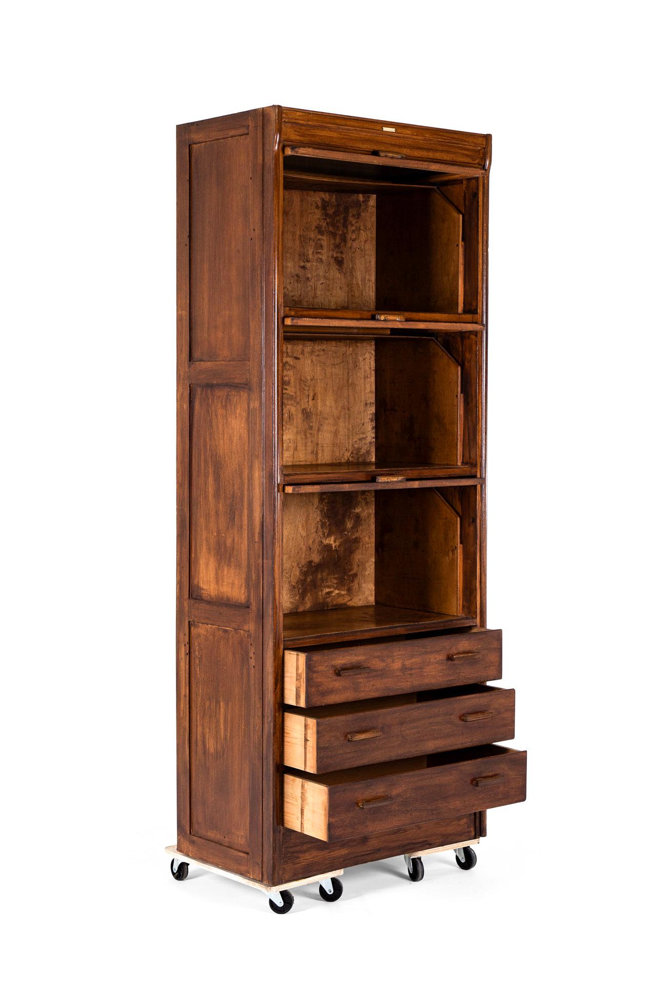 Hoher glasierter Kurzwaren- oder Apothekerschrank (Moderne der Mitte des Jahrhunderts) im Angebot